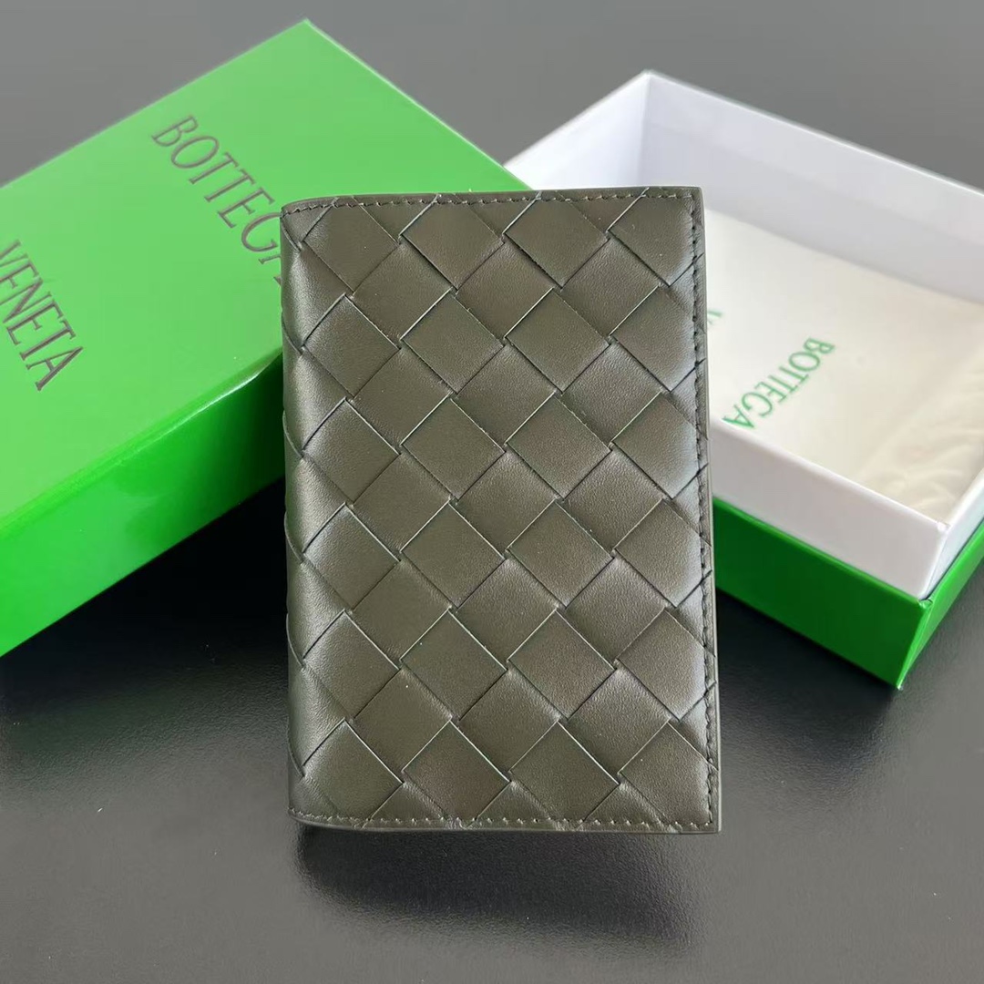 拼色 卡其/深果仁 BV Bottega Veneta 葆蝶 Intrecciato 牛皮革 护照夹 编织 B0-607482