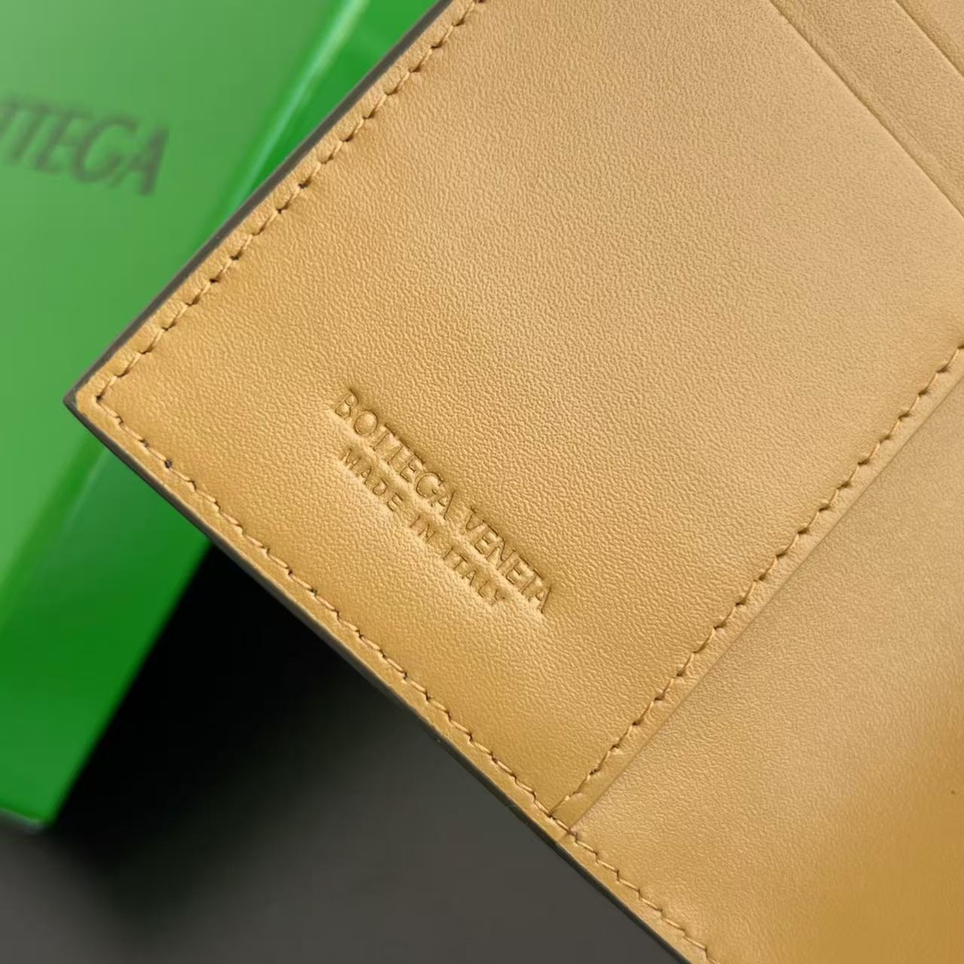 拼色 卡其/深果仁 BV Bottega Veneta 葆蝶 Intrecciato 牛皮革 护照夹 编织 B0-607482