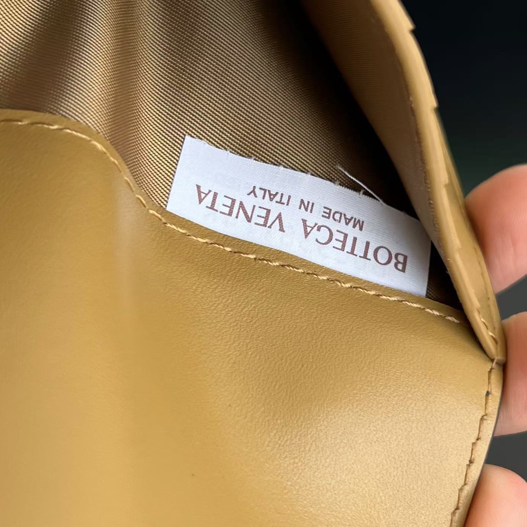 拼色 卡其/深果仁 BV Bottega Veneta 葆蝶 Intrecciato 牛皮革 护照夹 编织 B0-607482