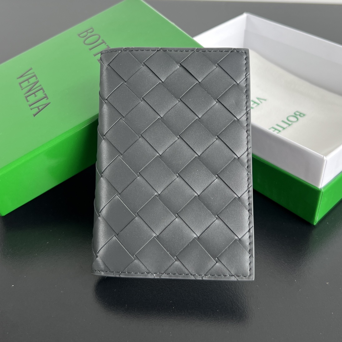 拼色 岩石灰/深海蓝 BV Bottega Veneta 葆蝶 Intrecciato 牛皮革 护照夹 编织 B0-607482