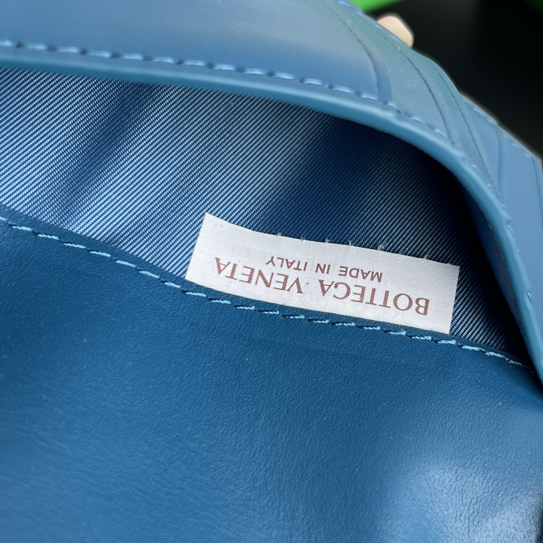 拼色 岩石灰/深海蓝 BV Bottega Veneta 葆蝶 Intrecciato 牛皮革 护照夹 编织 B0-607482