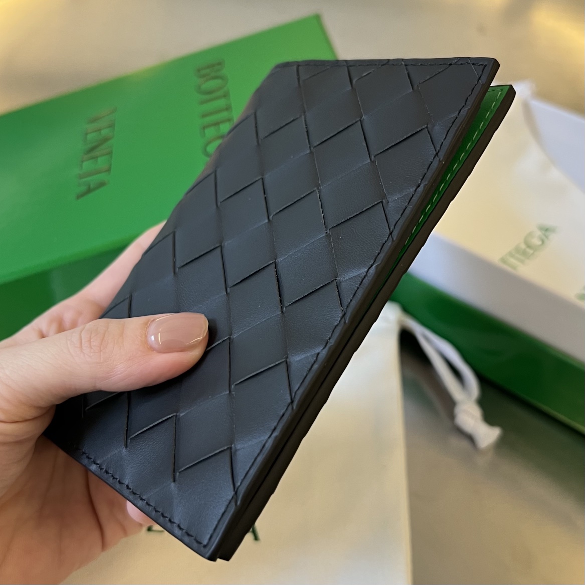 拼色 黑/鹦鹉绿 BV Bottega Veneta 葆蝶 Intrecciato 牛皮革 护照夹 编织 B0-607482