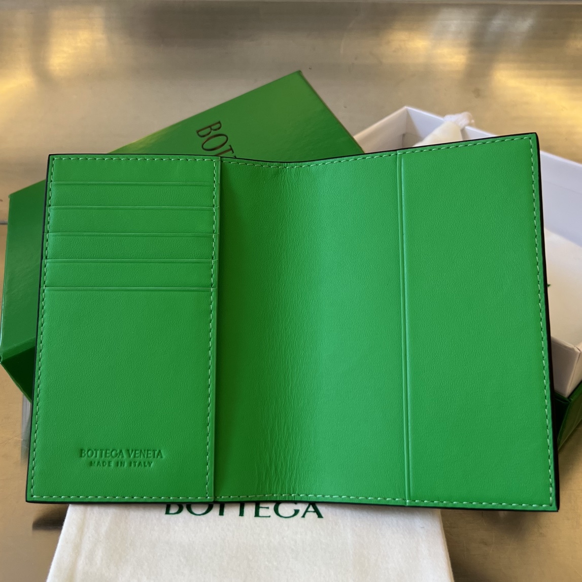 拼色 黑/鹦鹉绿 BV Bottega Veneta 葆蝶 Intrecciato 牛皮革 护照夹 编织 B0-607482