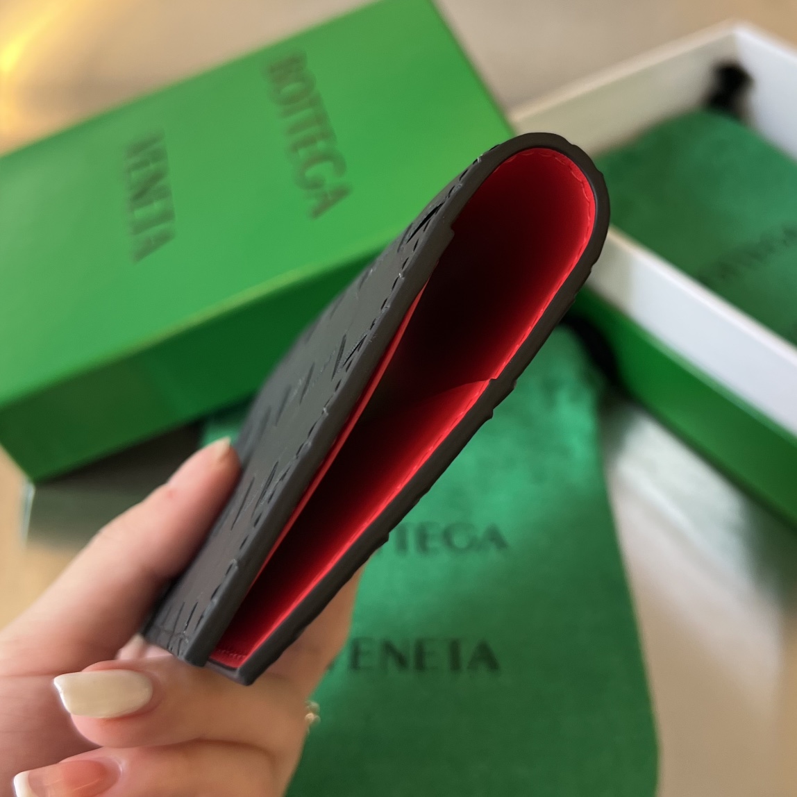拼色 黑/赤沙红 BV Bottega Veneta 葆蝶 Intrecciato 牛皮革 护照夹 编织 B0-607482