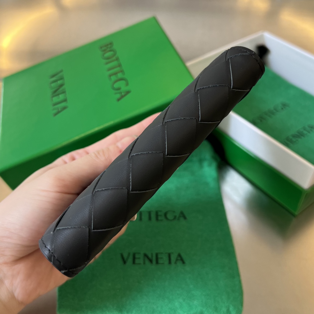 拼色 黑/赤沙红 BV Bottega Veneta 葆蝶 Intrecciato 牛皮革 护照夹 编织 B0-607482