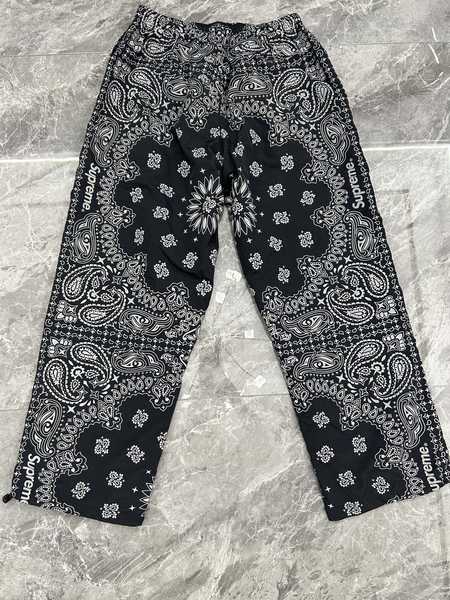 Supreme SS26 Reflective Bandana Anorak 腰果花 裤子 黑色 棕色 蓝色