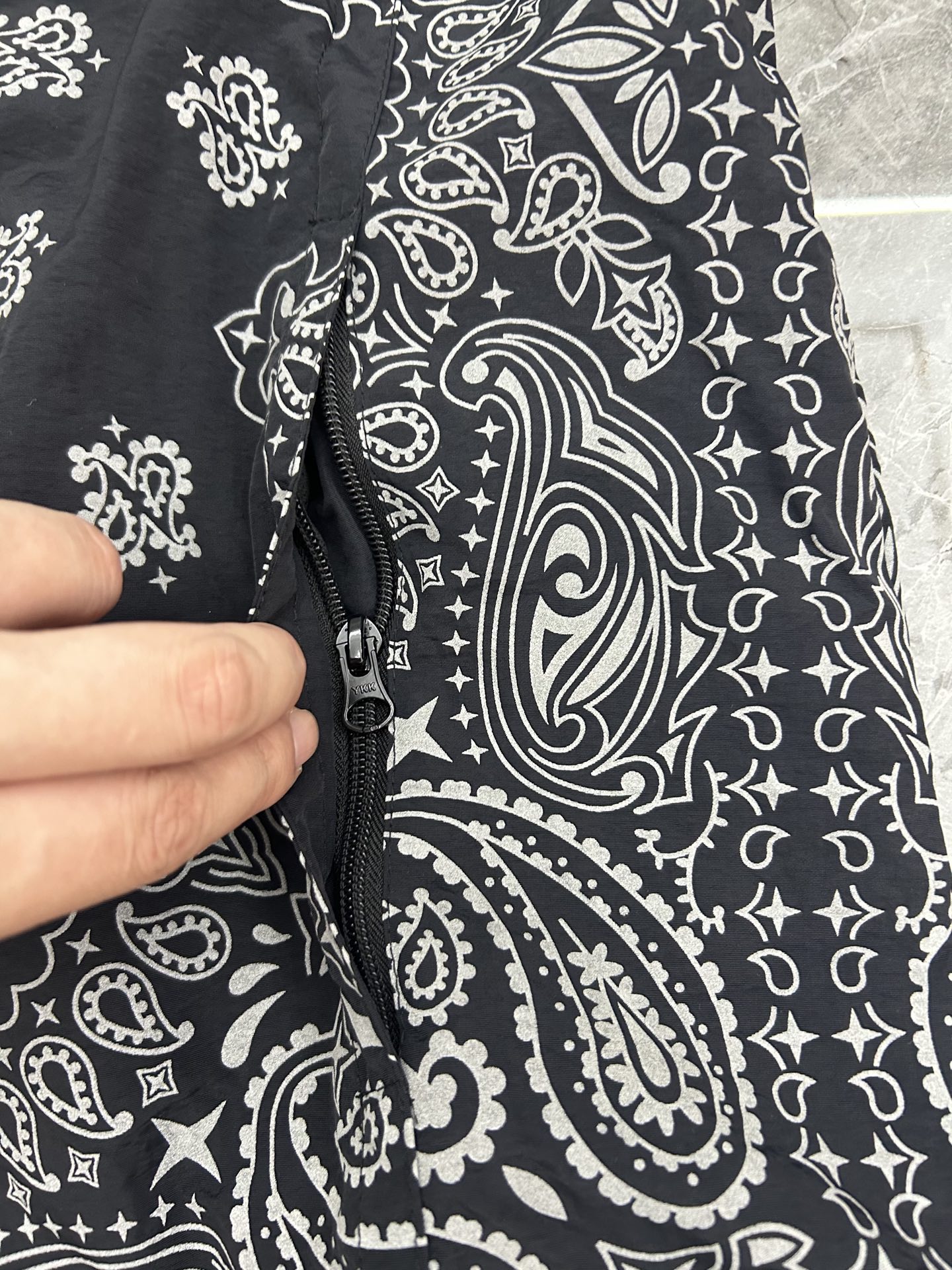 Supreme SS26 Reflective Bandana Anorak 腰果花 裤子 黑色 棕色 蓝色