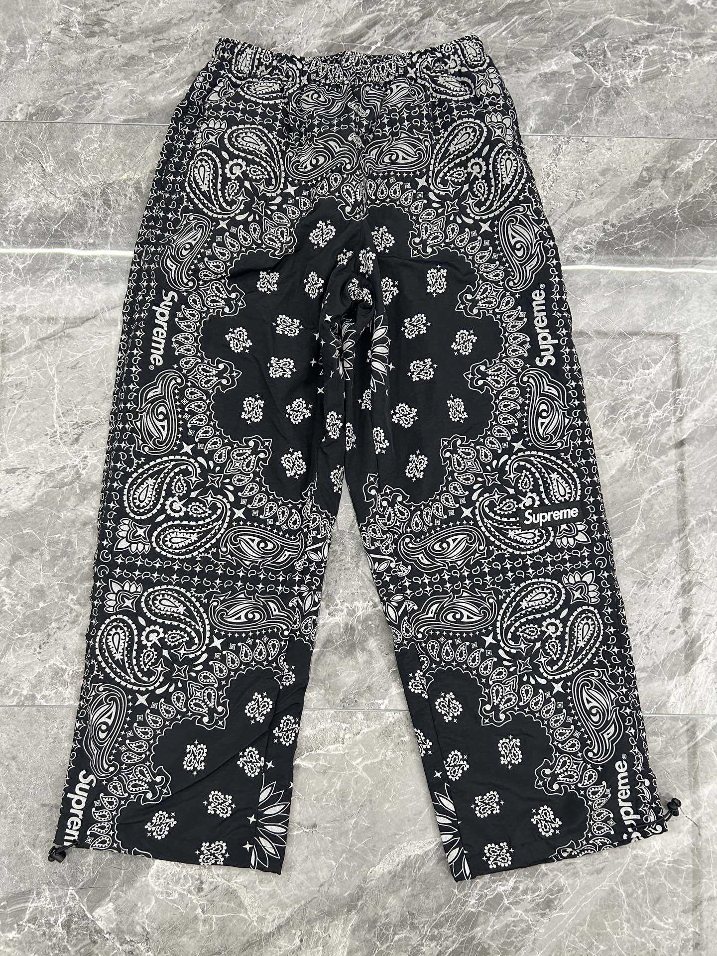 Supreme SS26 Reflective Bandana Anorak 腰果花 裤子 黑色 棕色 蓝色