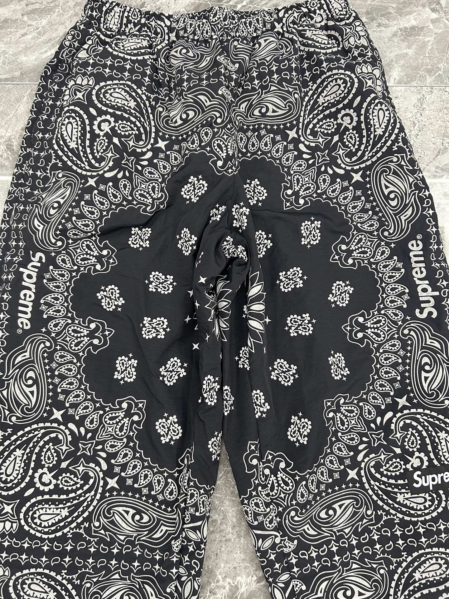 Supreme SS26 Reflective Bandana Anorak 腰果花 裤子 黑色 棕色 蓝色