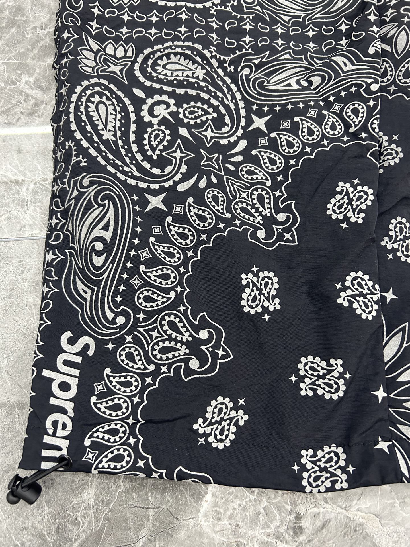 Supreme SS26 Reflective Bandana Anorak 腰果花 裤子 黑色 棕色 蓝色