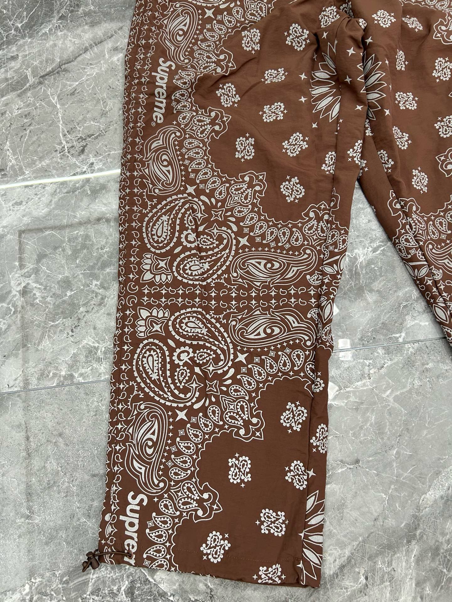 Supreme SS26 Reflective Bandana Anorak 腰果花 裤子 黑色 棕色 蓝色