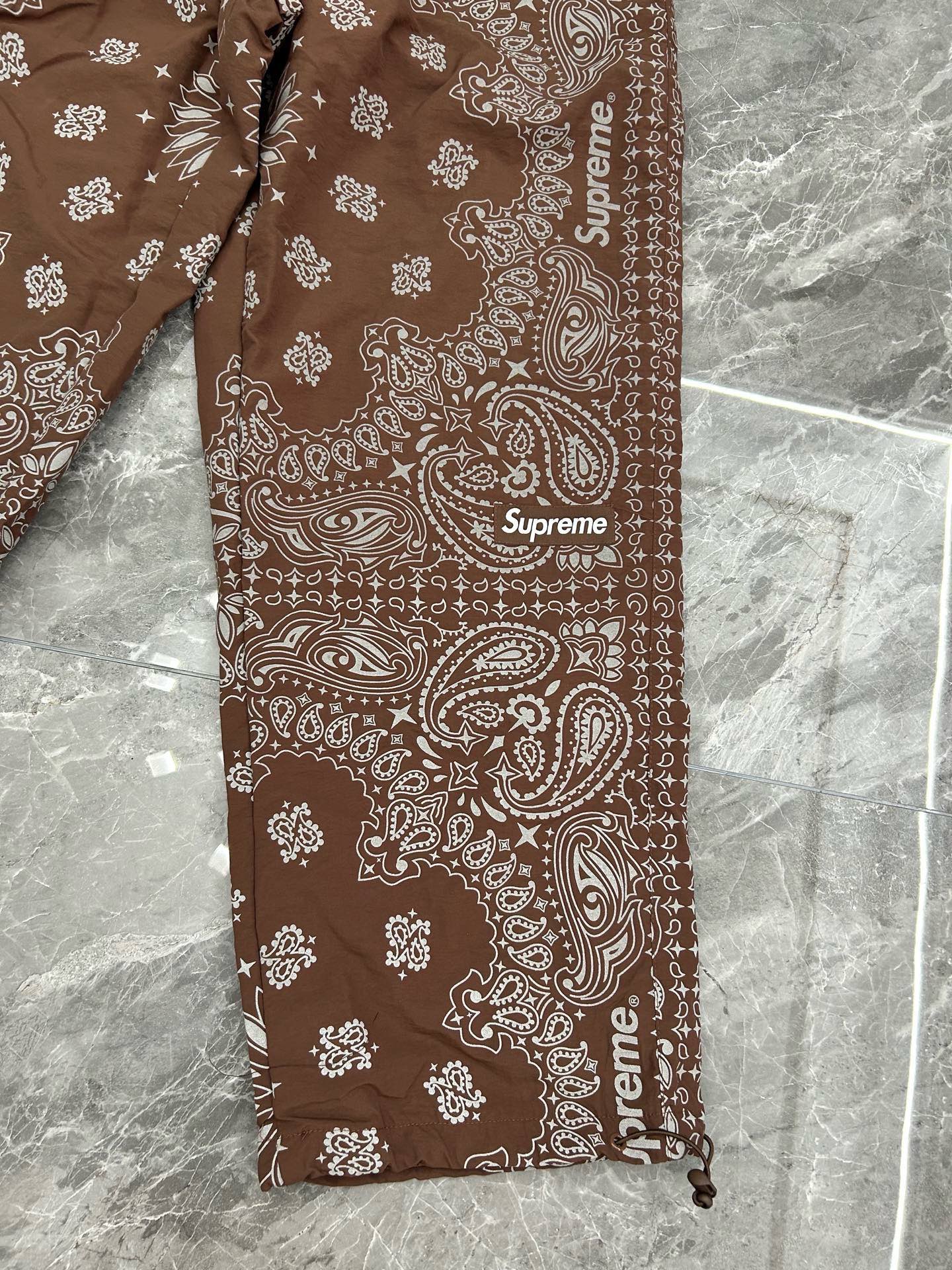 Supreme SS26 Reflective Bandana Anorak 腰果花 裤子 黑色 棕色 蓝色