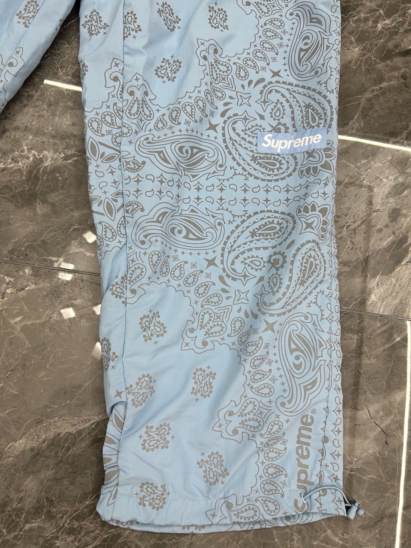 Supreme SS26 Reflective Bandana Anorak 腰果花 裤子 黑色 棕色 蓝色