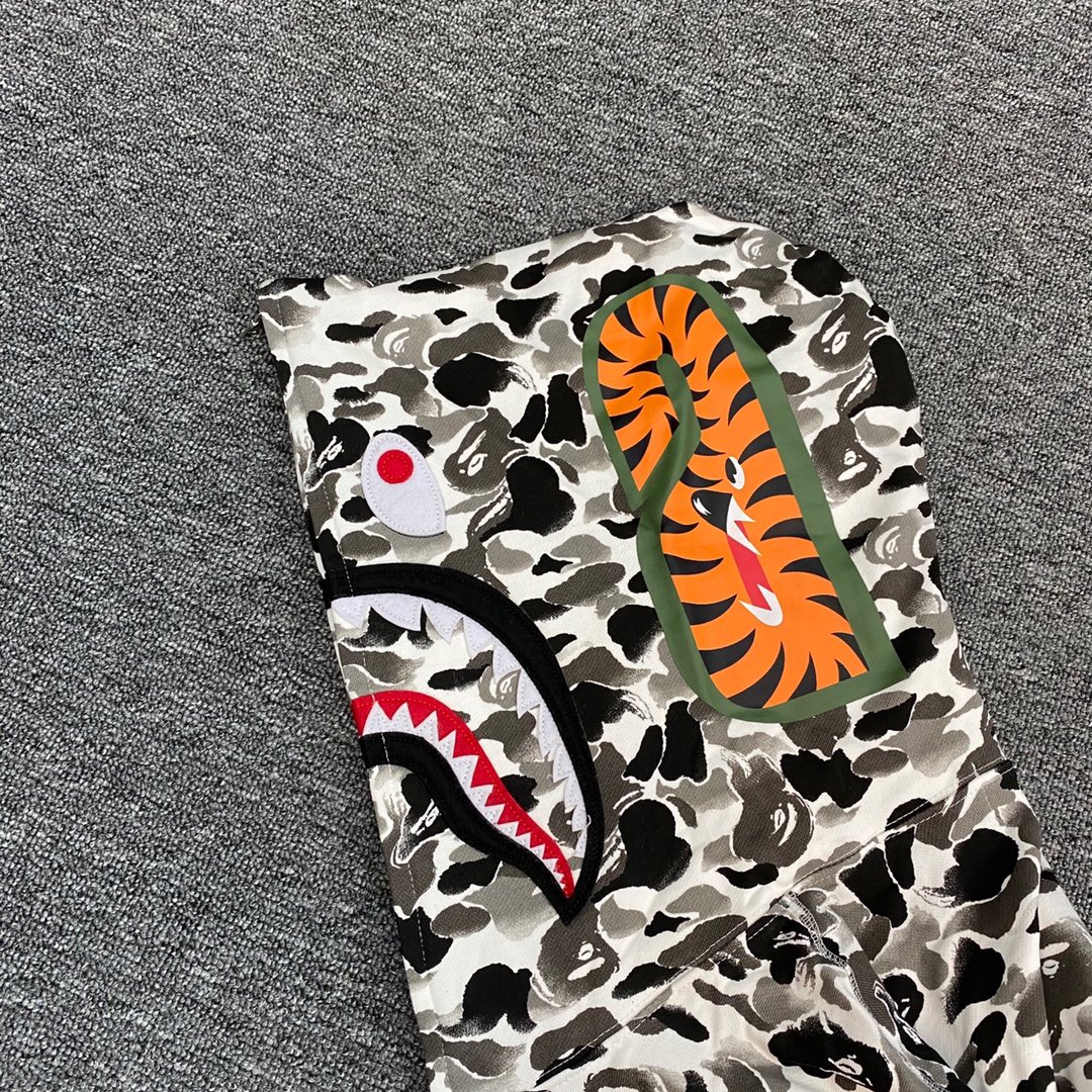 A BATHING APE BAPE  猿人鲨鱼  水墨迷彩拼接 拉链外套 白色 男女同款 B0