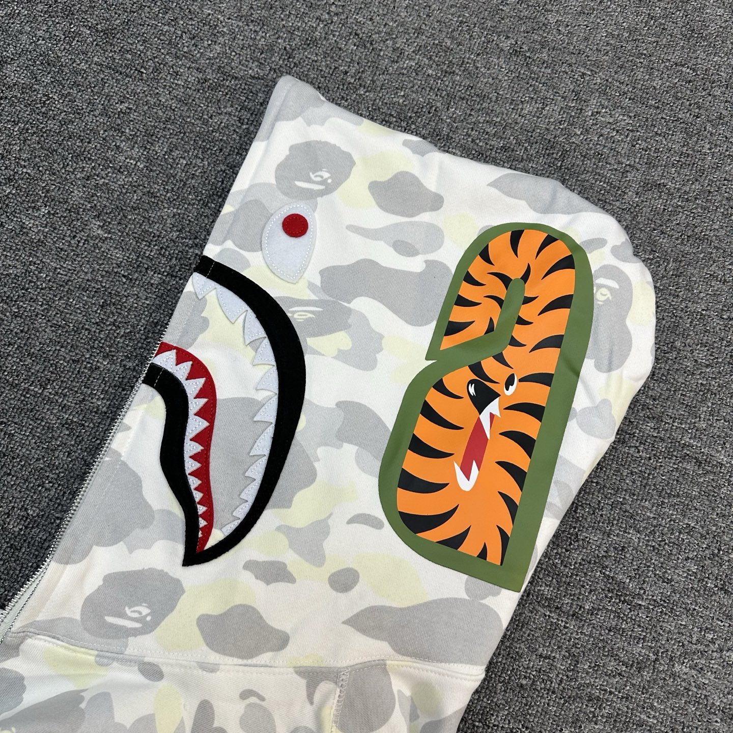 A BATHING APE BAPE  CITY CAMO FW25 CITY CAMO  鲨鱼拉链外套  男女同款  鸳鸯白灰迷彩 