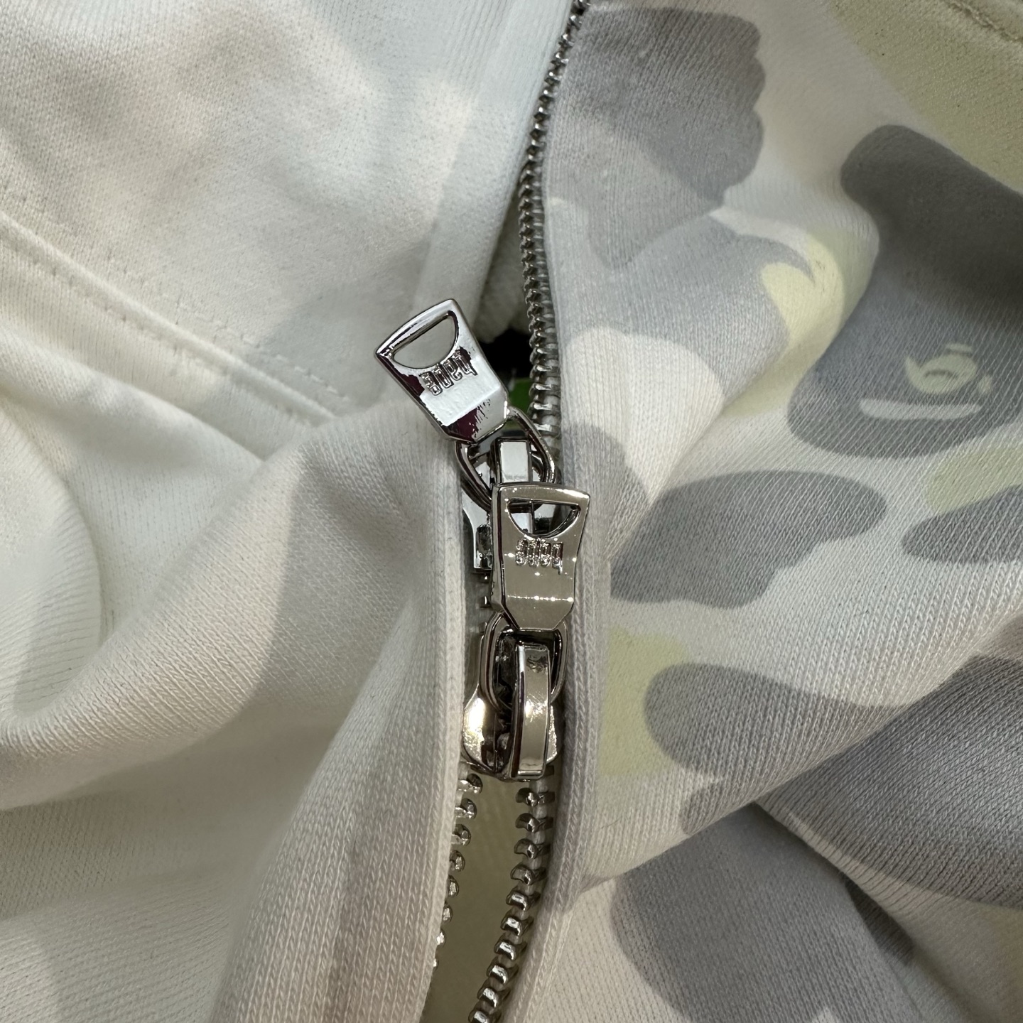 A BATHING APE BAPE  CITY CAMO FW25 CITY CAMO  鲨鱼拉链外套  男女同款  鸳鸯白灰迷彩 