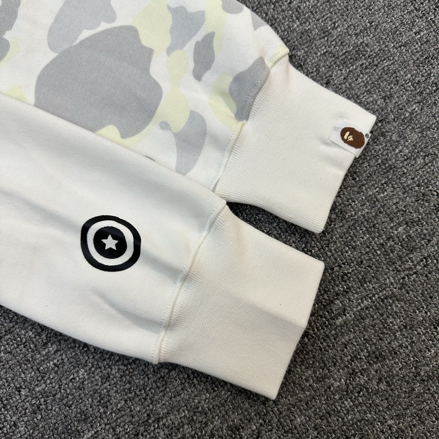 A BATHING APE BAPE  CITY CAMO FW25 CITY CAMO  鲨鱼拉链外套  男女同款  鸳鸯白灰迷彩 