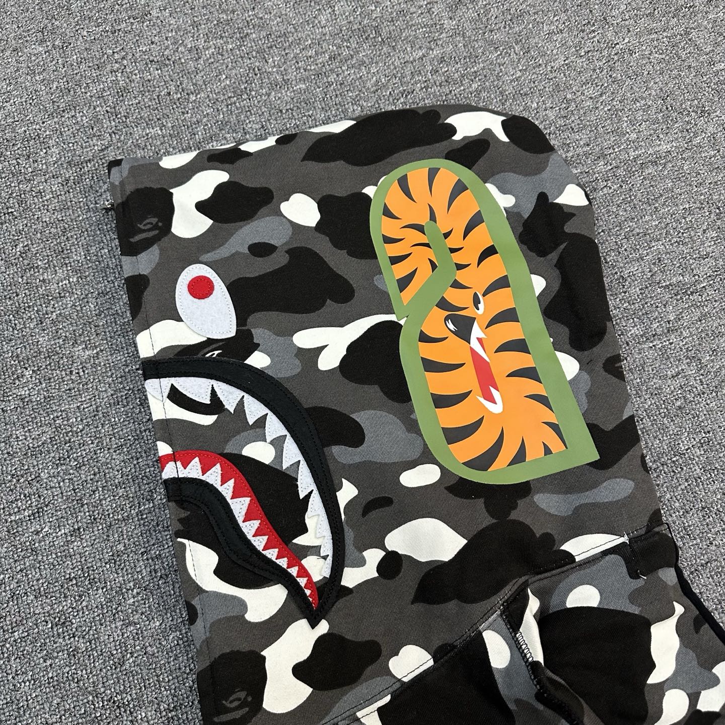 A BATHING APE BAPE  CITY CAMO FW25 CITY CAMO  鲨鱼拉链外套  男女同款  鸳鸯黑迷彩 