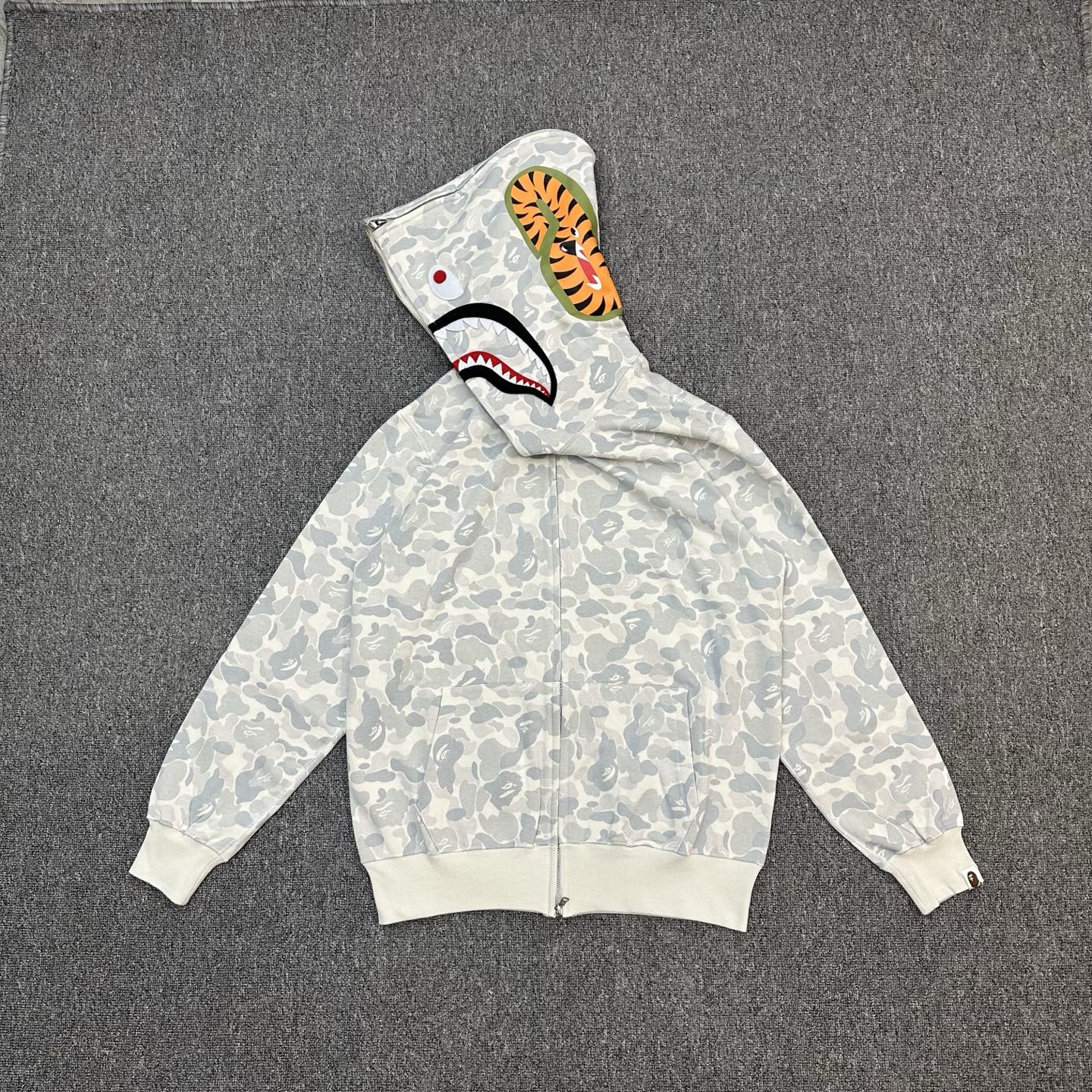 A BATHING APE BAPE  PACK系列 FW24  鲨鱼拉链外套  男女同款 白灰色
