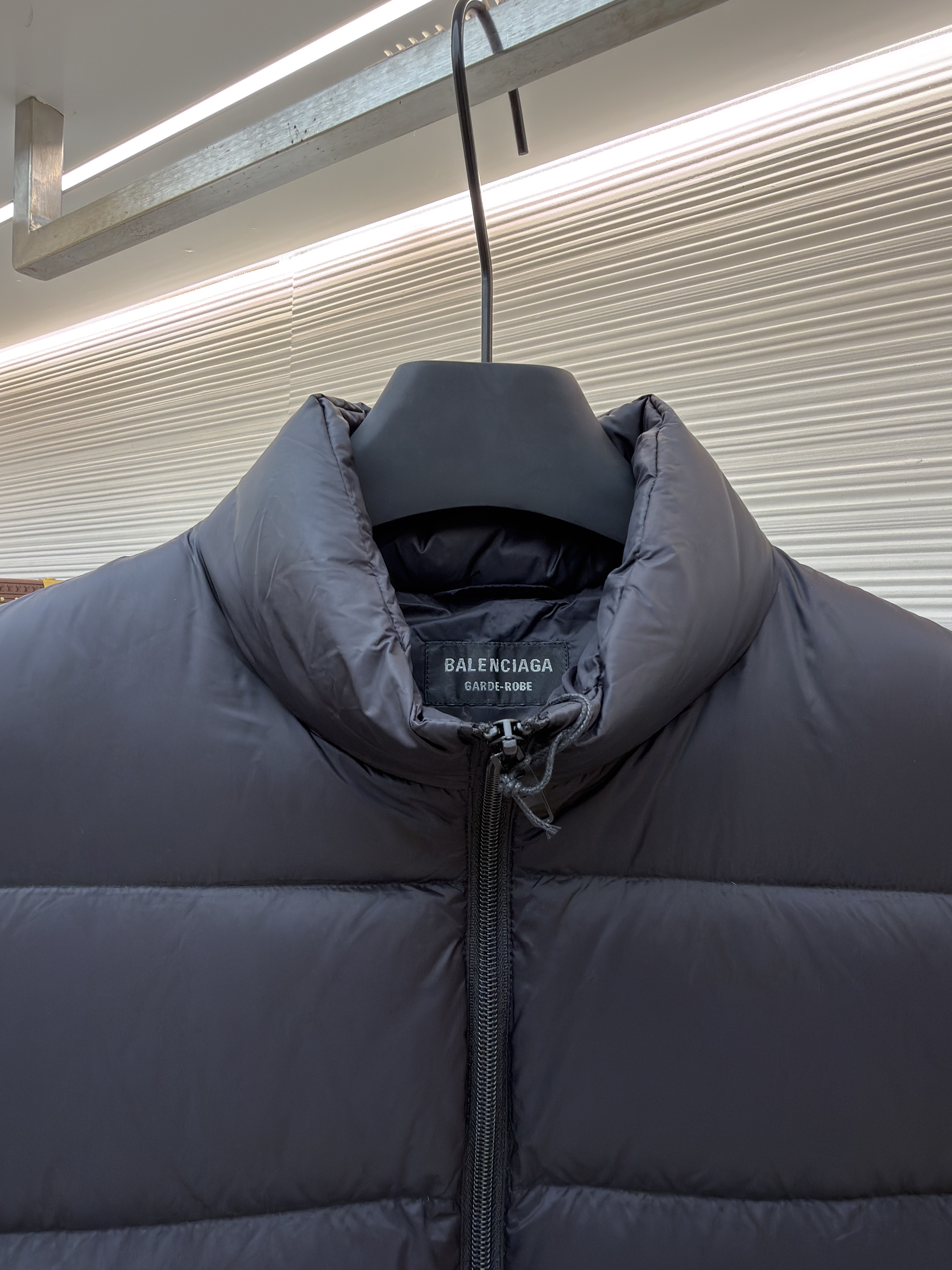 Balenciaga 巴黎世家 后背徽标logo拉链立领羽绒马甲 背心 外套 夹克 保暖 黑色 C0