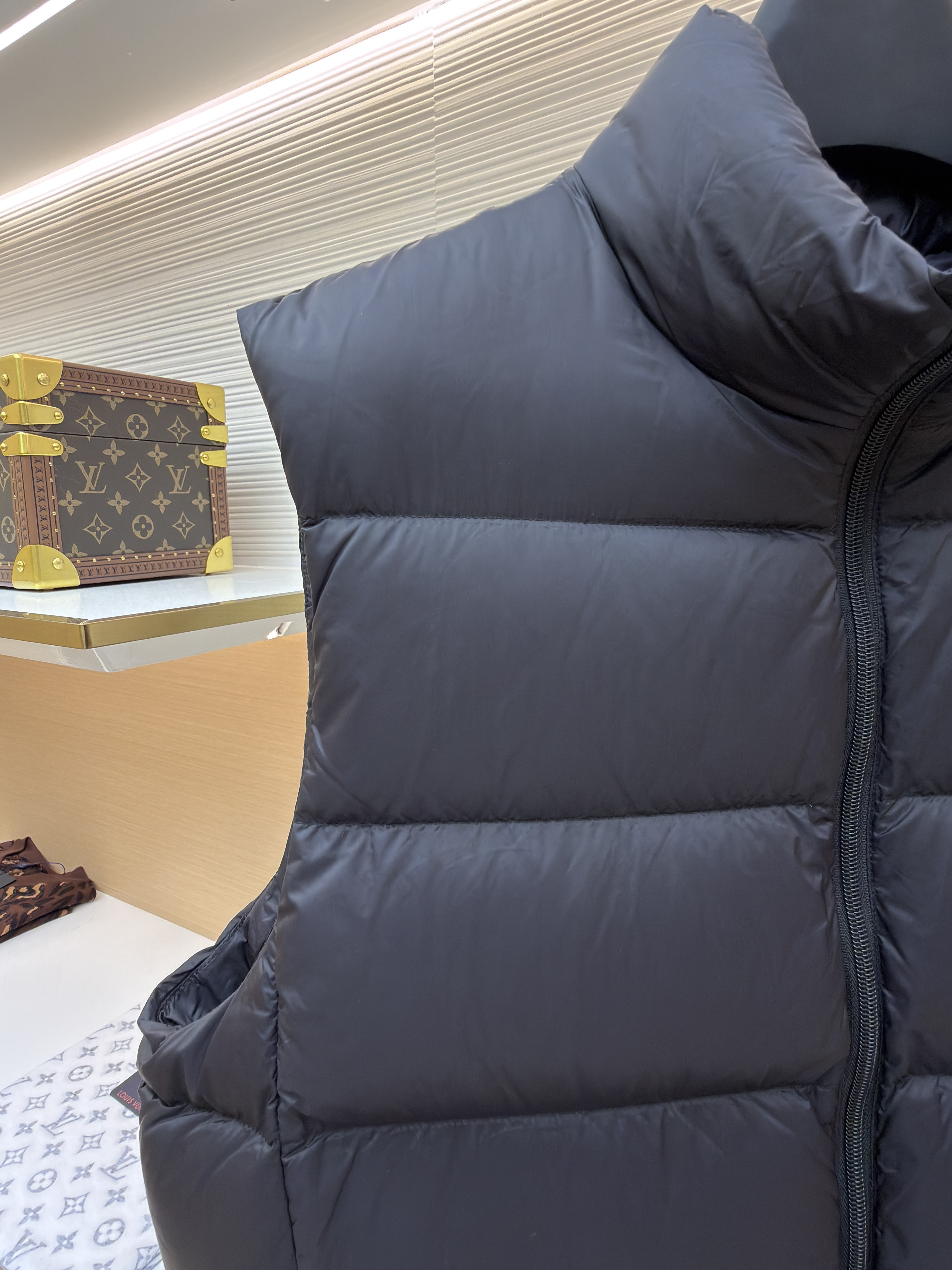 Balenciaga 巴黎世家 后背徽标logo拉链立领羽绒马甲 背心 外套 夹克 保暖 黑色 C0