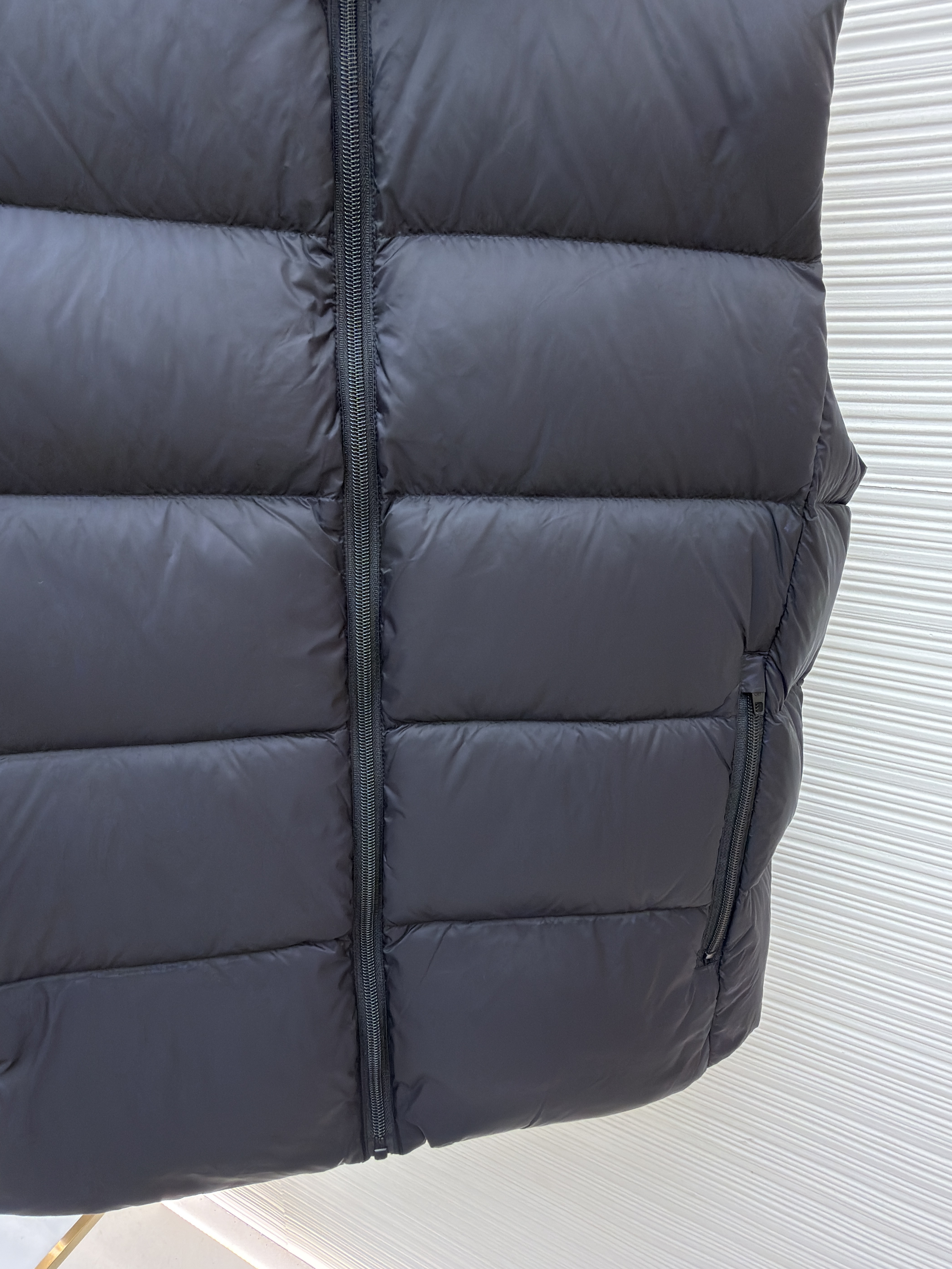 Balenciaga 巴黎世家 后背徽标logo拉链立领羽绒马甲 背心 外套 夹克 保暖 黑色 C0
