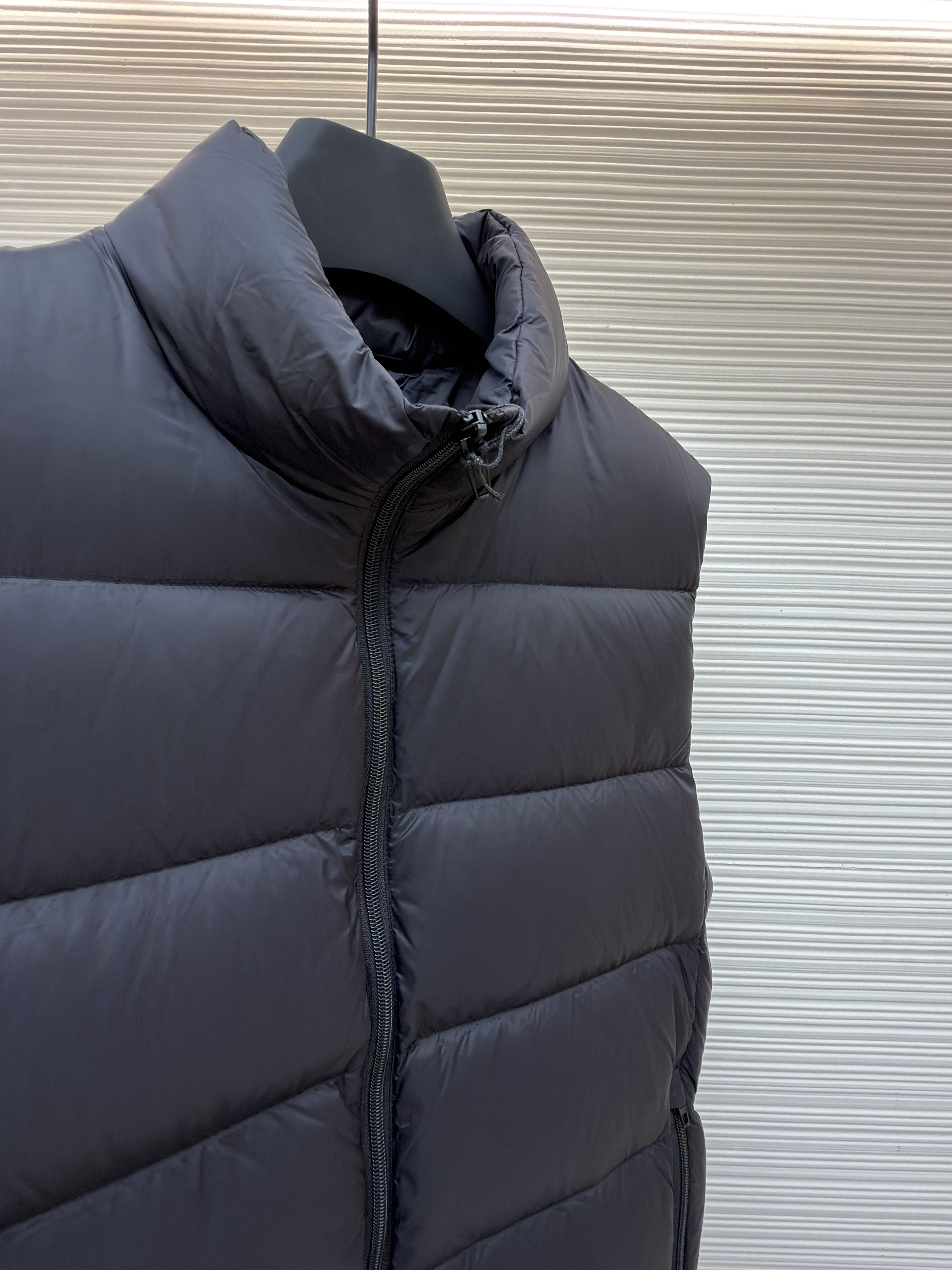 Balenciaga 巴黎世家 后背徽标logo拉链立领羽绒马甲 背心 外套 夹克 保暖 黑色 C0
