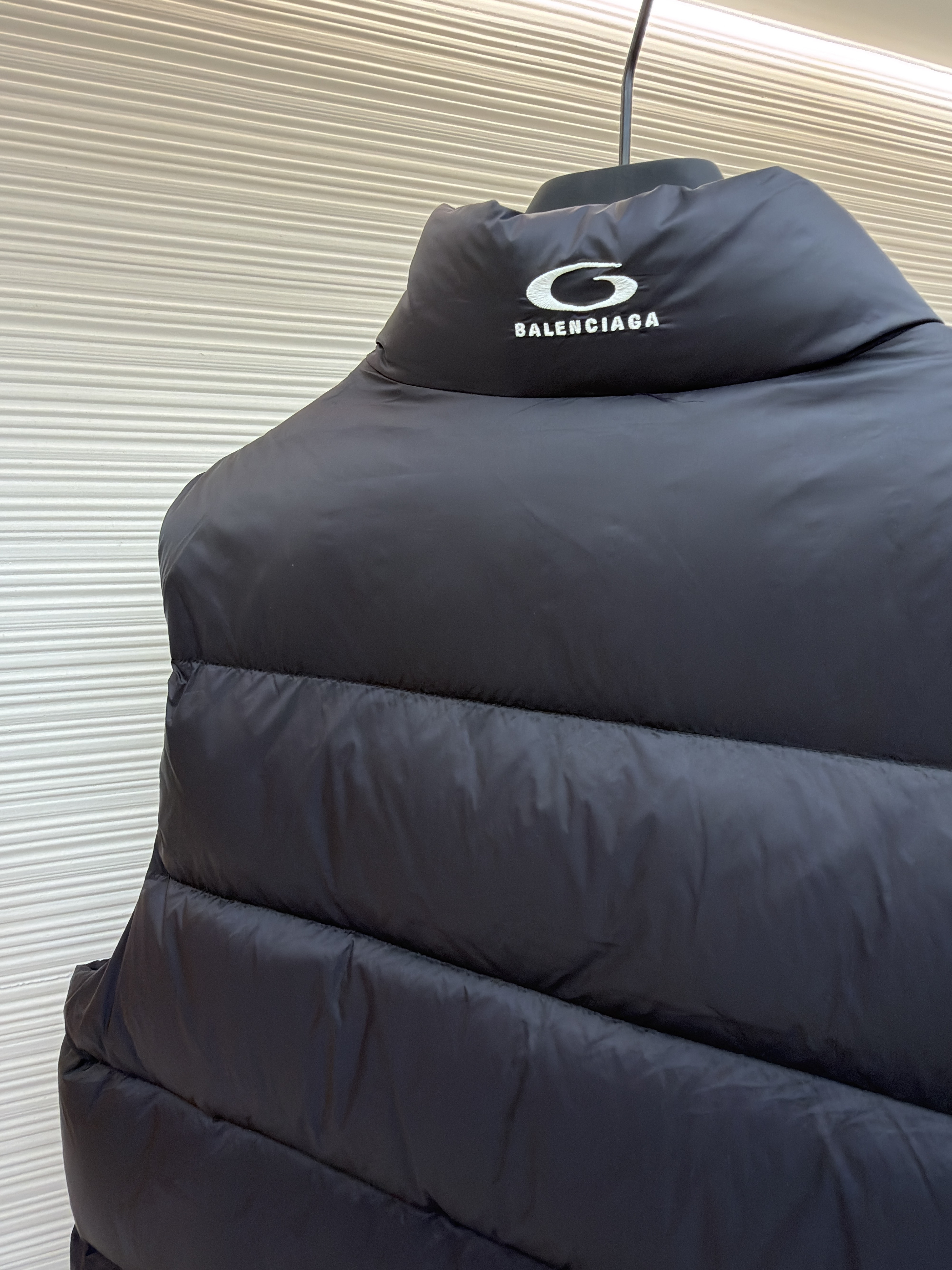 Balenciaga 巴黎世家 后背徽标logo拉链立领羽绒马甲 背心 外套 夹克 保暖 黑色 C0