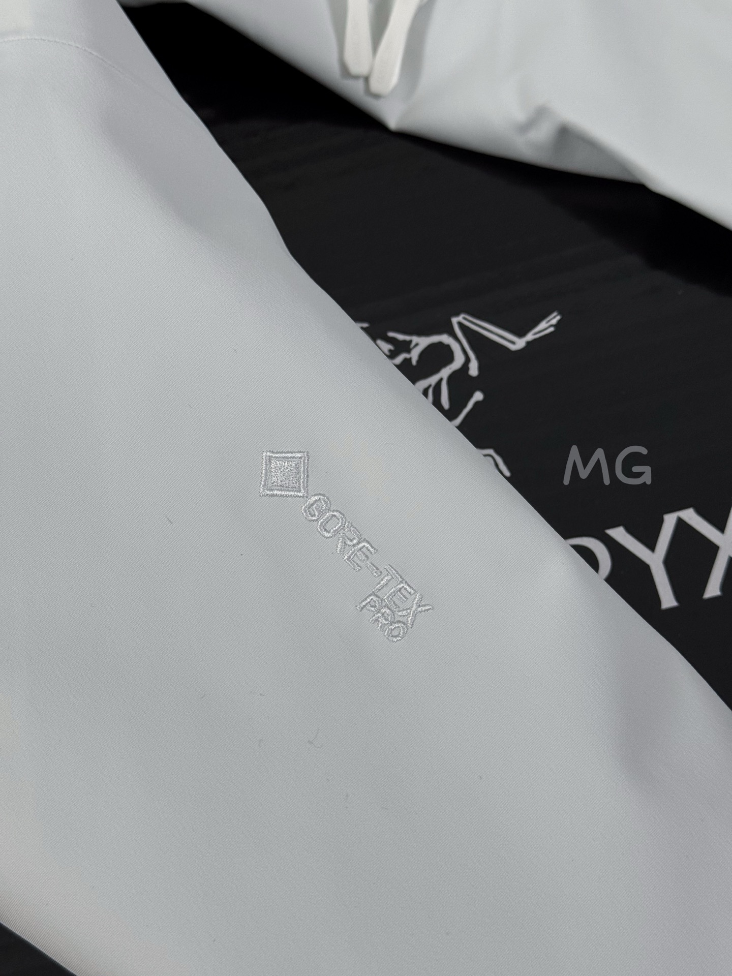 台州 第7代 Arcteryx 始祖鸟 Alpha SV GORE-TEX Pro 冲锋 硬壳 防风防水 夹克 长袖 男款B5 白色X000007555