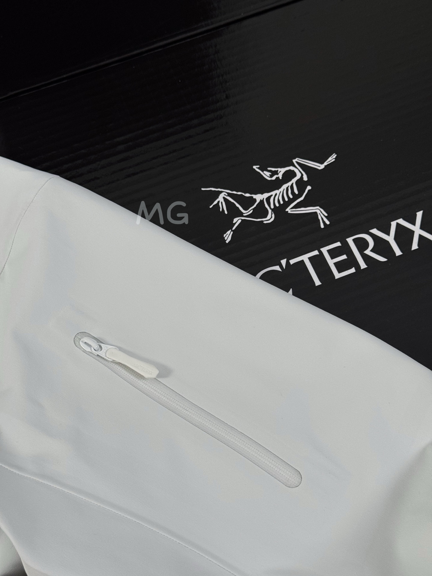 台州 第7代 Arcteryx 始祖鸟 Alpha SV GORE-TEX Pro 冲锋 硬壳 防风防水 夹克 长袖 男款B5 白色X000007555