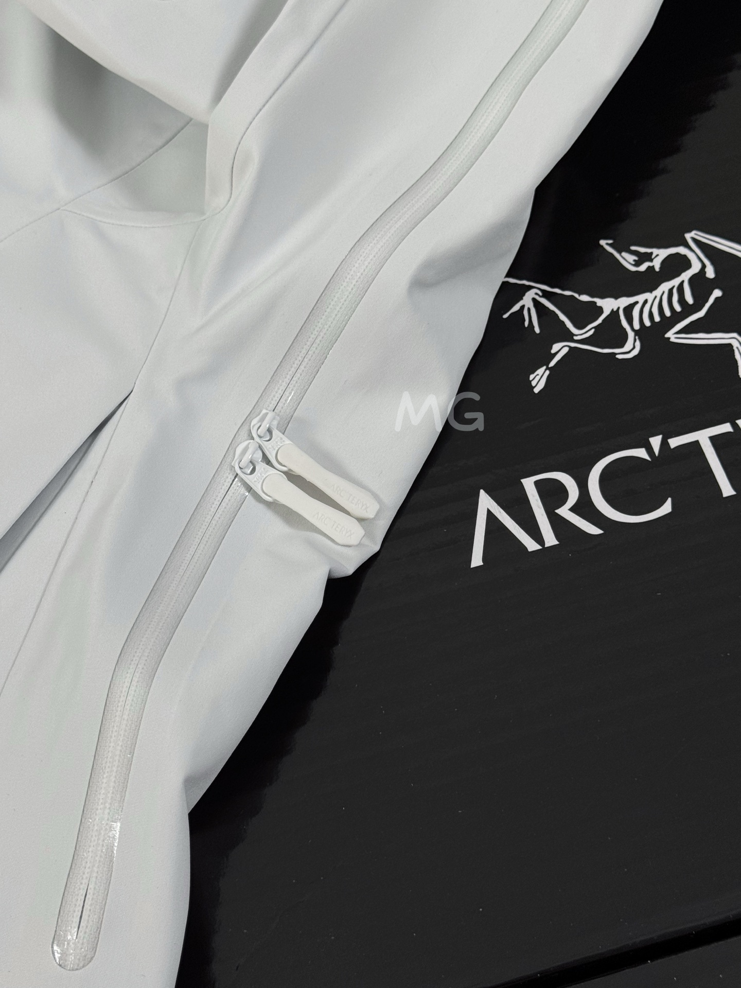 台州 第7代 Arcteryx 始祖鸟 Alpha SV GORE-TEX Pro 冲锋 硬壳 防风防水 夹克 长袖 男款B5 白色X000007555