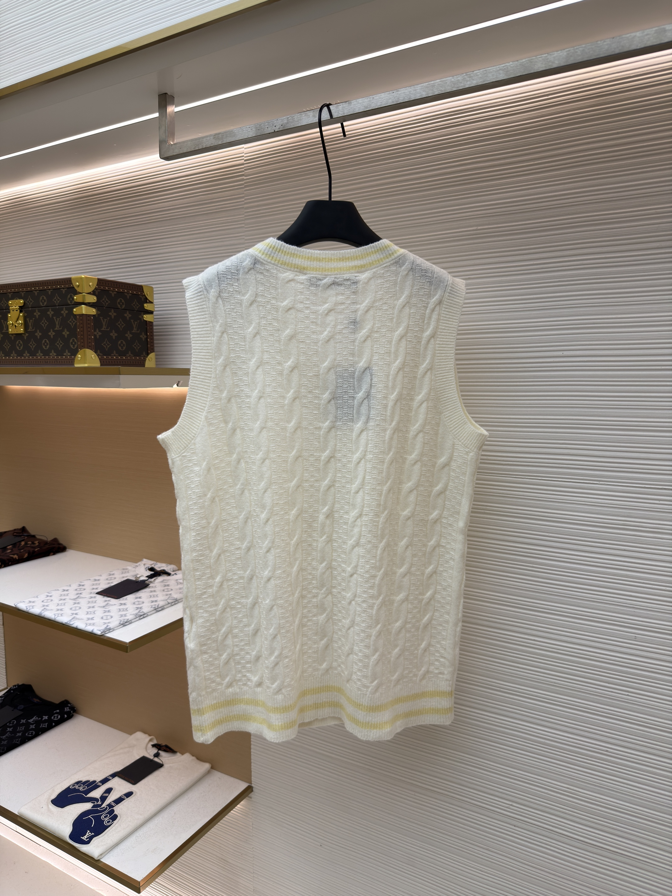 LOUIS VUITTON 路易威登 字母刺绣花卉串珠亮片提花V领针织马甲 背心 毛衣 针织衫 长袖 外套 白色 红色 B5 