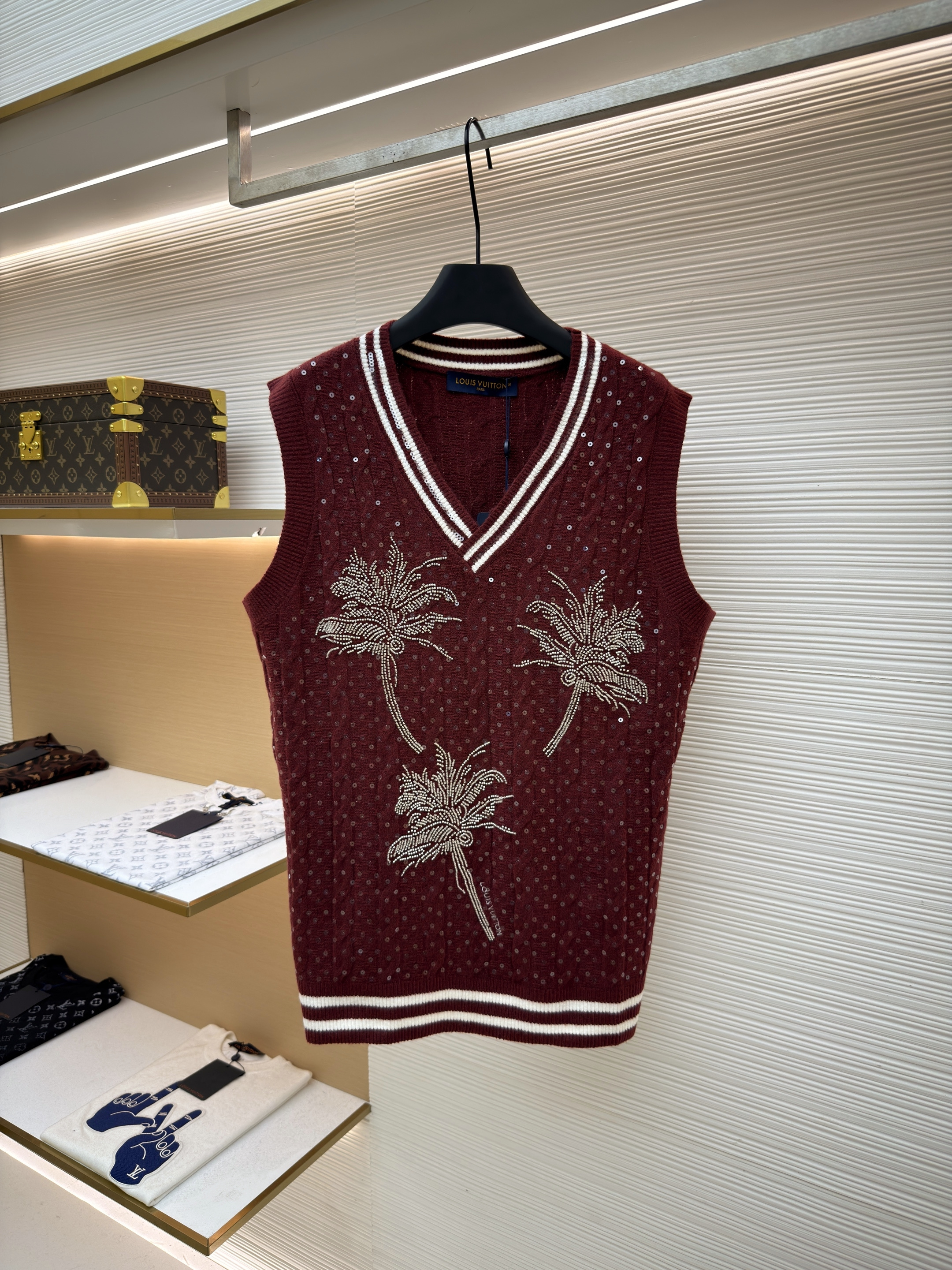 LOUIS VUITTON 路易威登 字母刺绣花卉串珠亮片提花V领针织马甲 背心 毛衣 针织衫 长袖 外套 白色 红色 B5 
