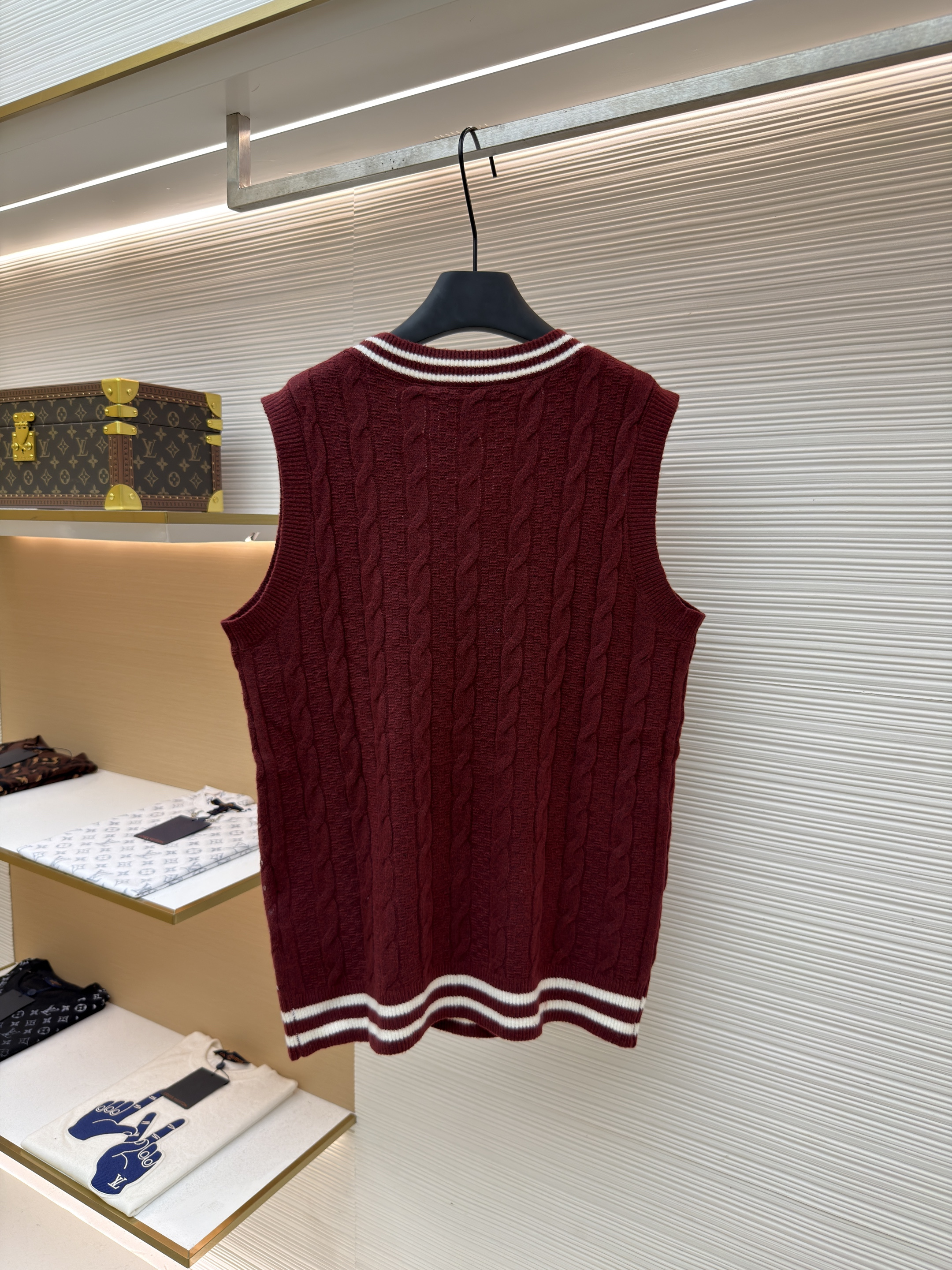 LOUIS VUITTON 路易威登 字母刺绣花卉串珠亮片提花V领针织马甲 背心 毛衣 针织衫 长袖 外套 白色 红色 B5 