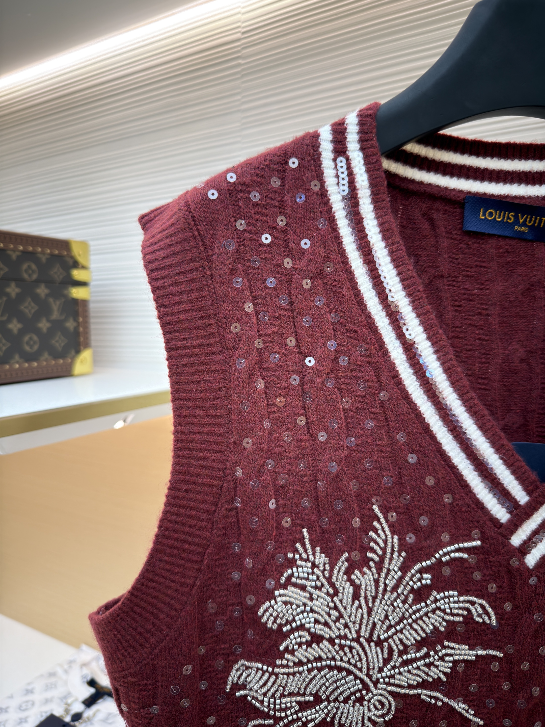LOUIS VUITTON 路易威登 字母刺绣花卉串珠亮片提花V领针织马甲 背心 毛衣 针织衫 长袖 外套 白色 红色 B5 