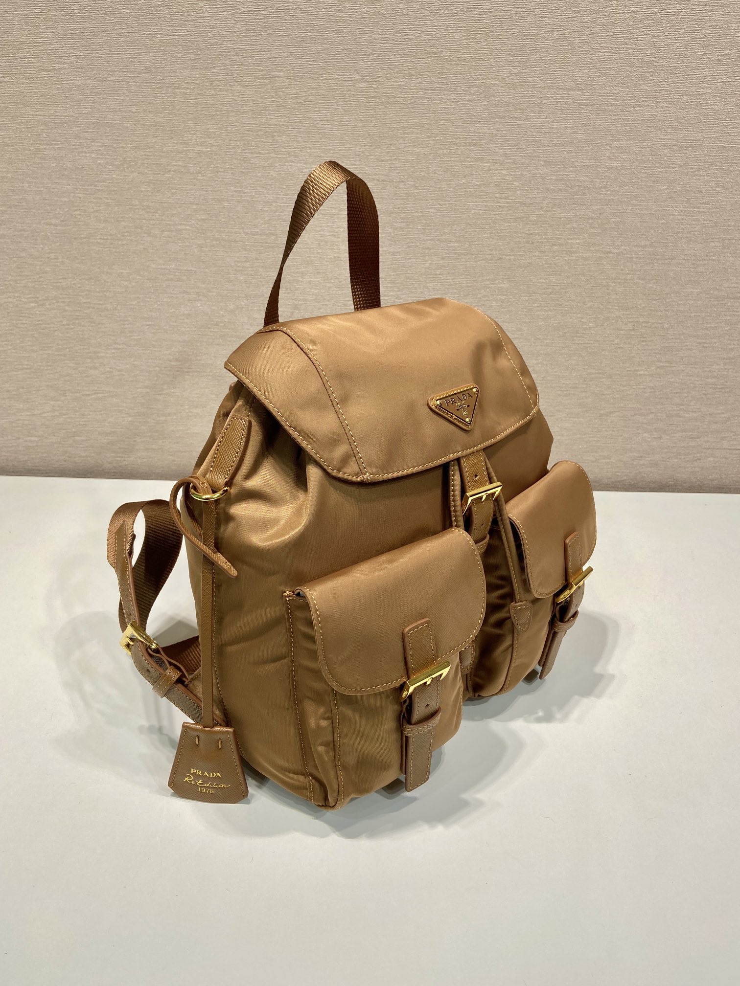 小号 普拉达 PRADA Re-Nylon 双肩包 尼龙 棕色 H0-1BZ677_RV44_F0Y8C_V_OOM