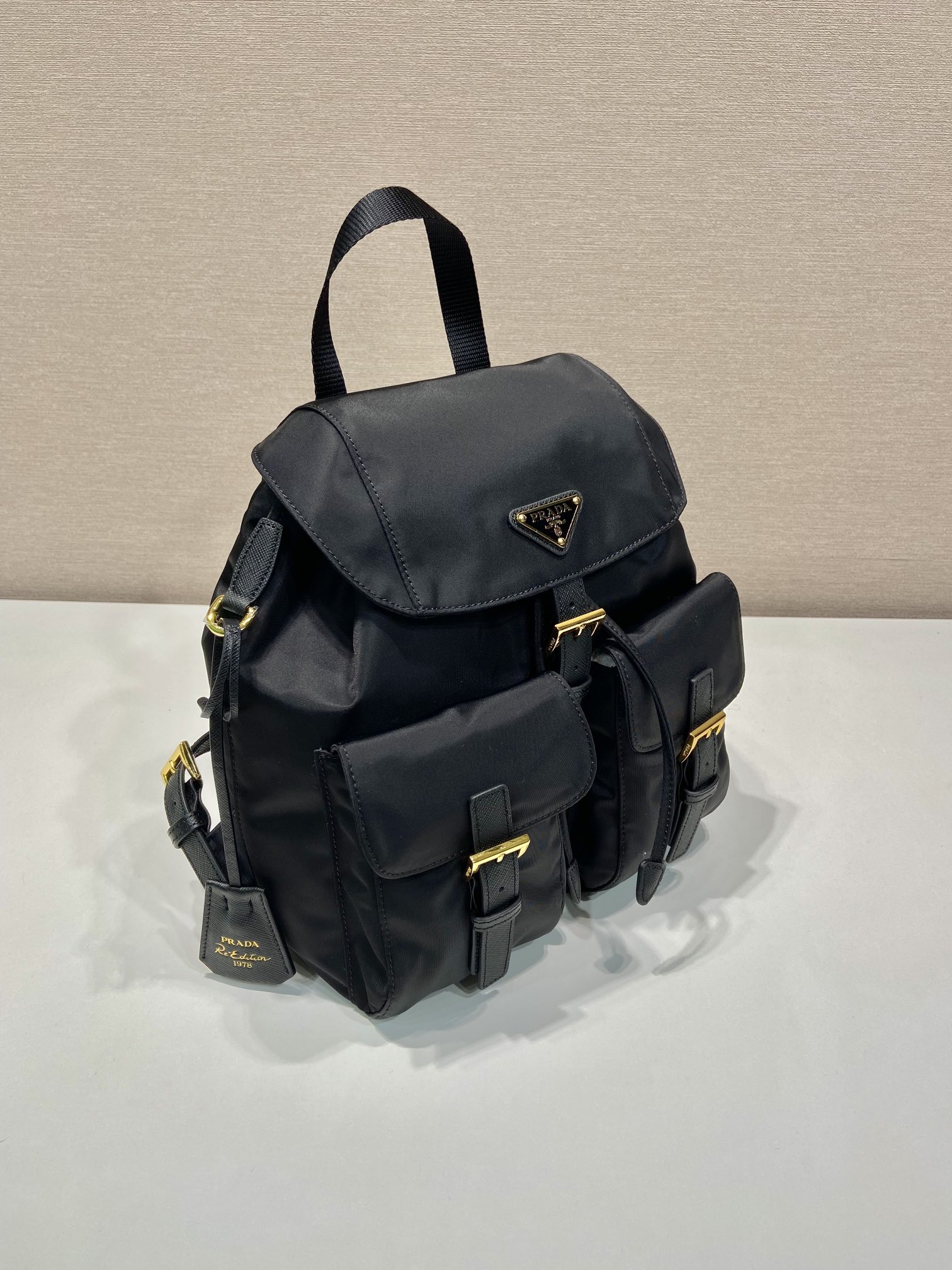小号 普拉达 PRADA Re-Nylon 双肩包 尼龙 黑色 H0-1BZ677_RV44_F0632_V_OOM
