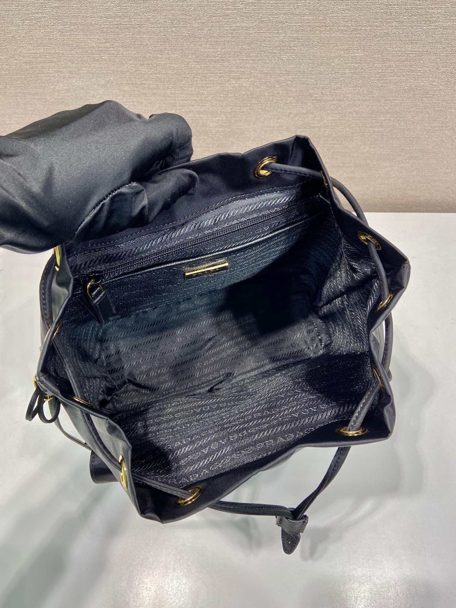 小号 普拉达 PRADA Re-Nylon 双肩包 尼龙 黑色 H0-1BZ677_RV44_F0632_V_OOM