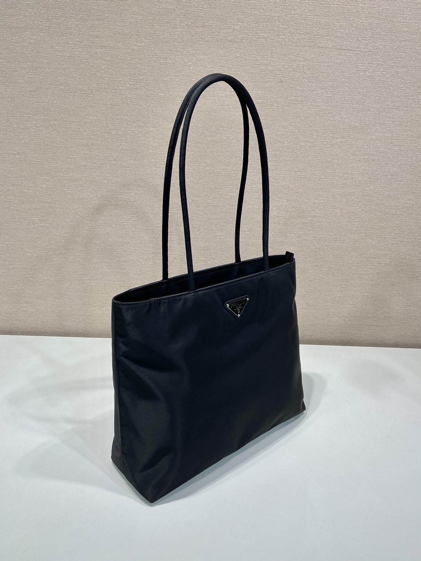 中号 托特 普拉达 PRADA Re-Nylon Tote 尼龙 黑色 F0-1BG426_VNOO_RUKW_F0002