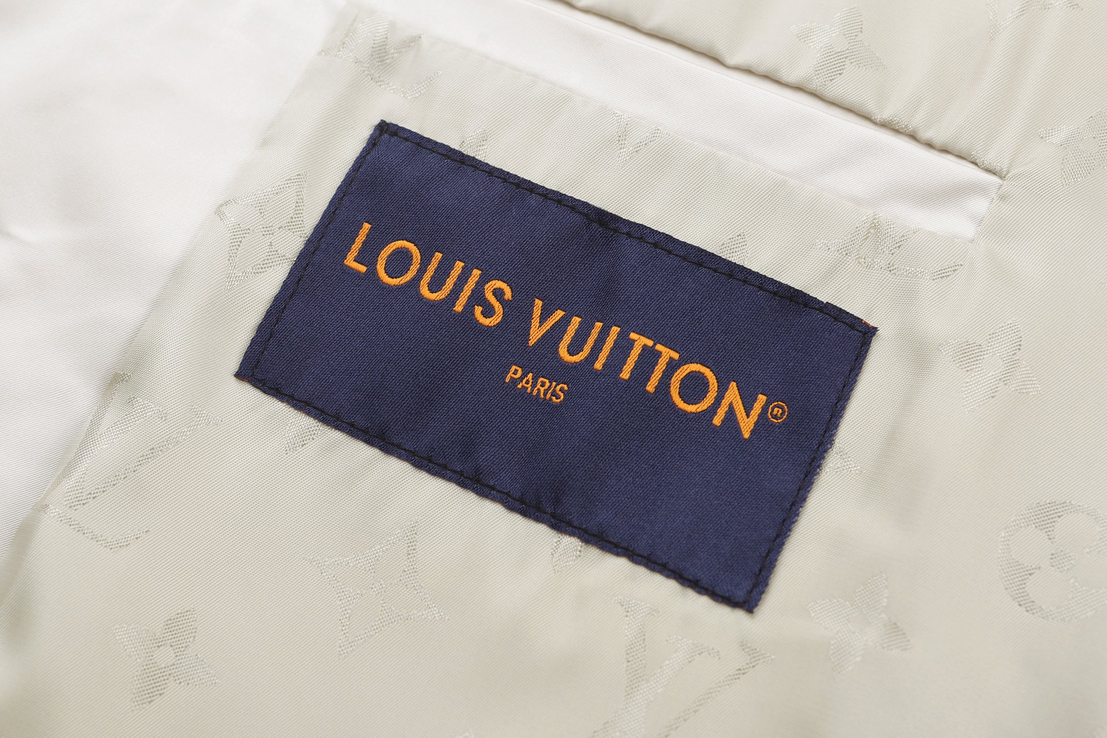 LOUIS VUITTON 路易威登 皮革标识丝缎拉链运动外套 夹克 长袖 秋冬 C0