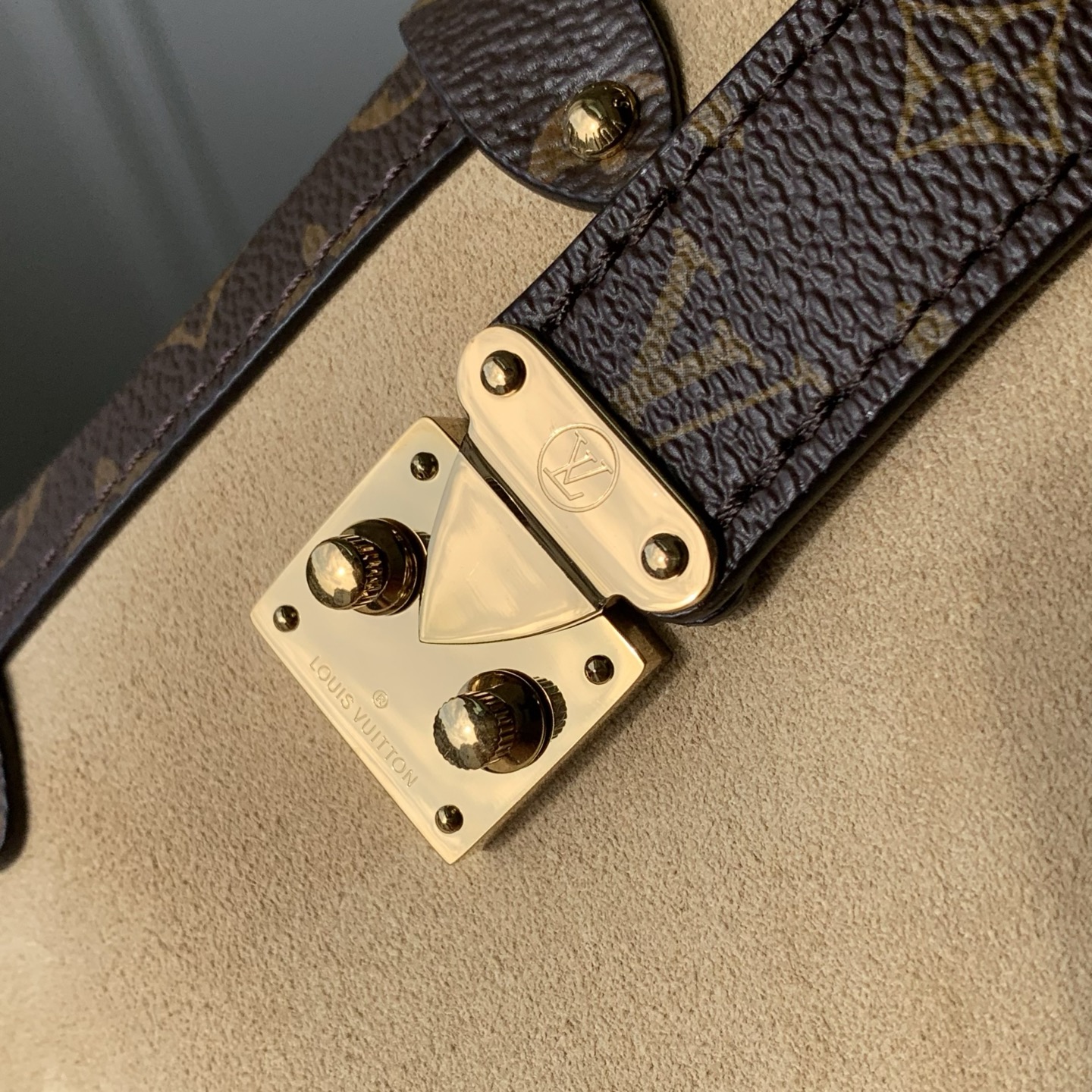 LOUIS VUITTONNANO LV SIDE TRUNKMonogram  绒面牛皮革  斜挎手提包 中号 F0-M2A041