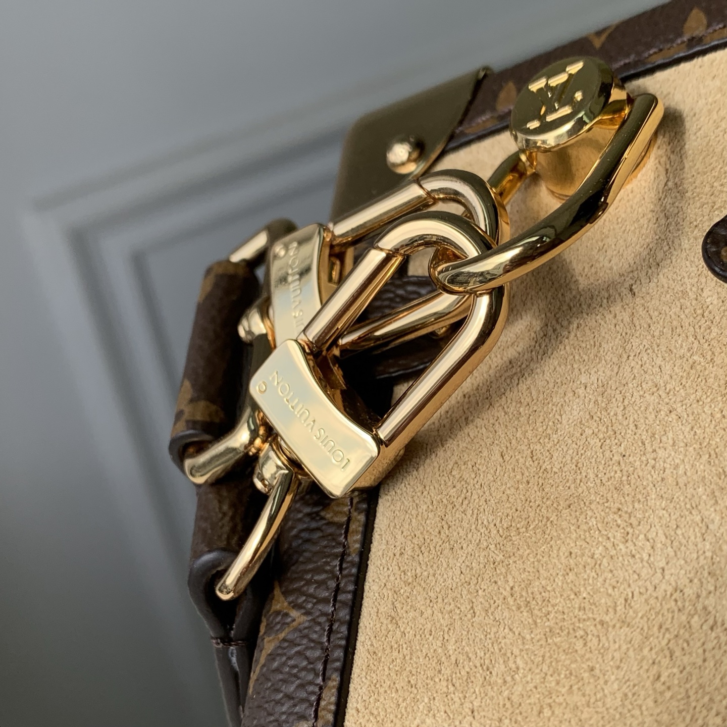 LOUIS VUITTONNANO LV SIDE TRUNKMonogram  绒面牛皮革  斜挎手提包 中号 F0-M2A041