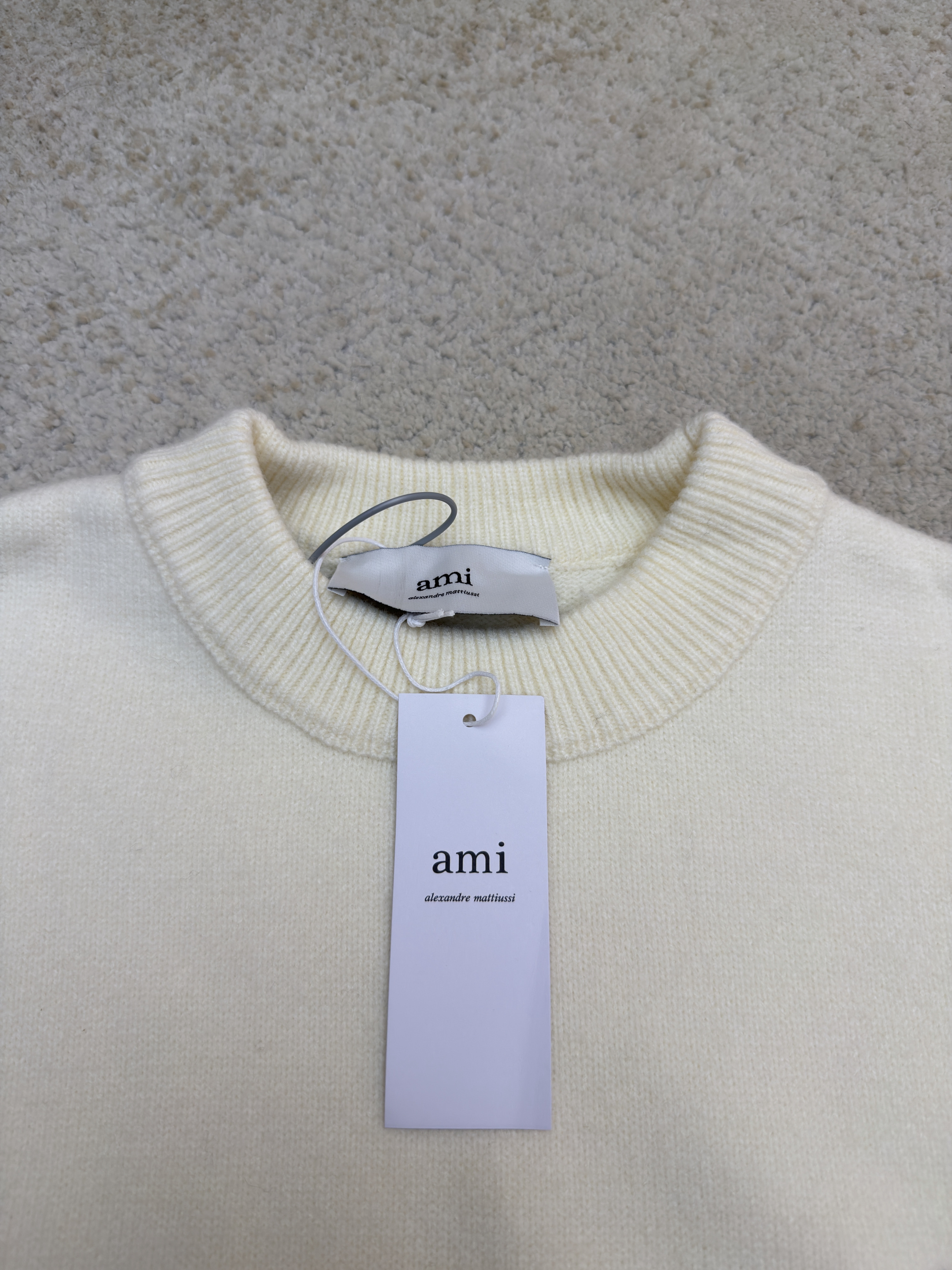 AMIPARIS 羊毛黑色爱心标识圆领毛衣 套头 针织衫 外套 长袖 秋冬 深灰色 米白色 B0