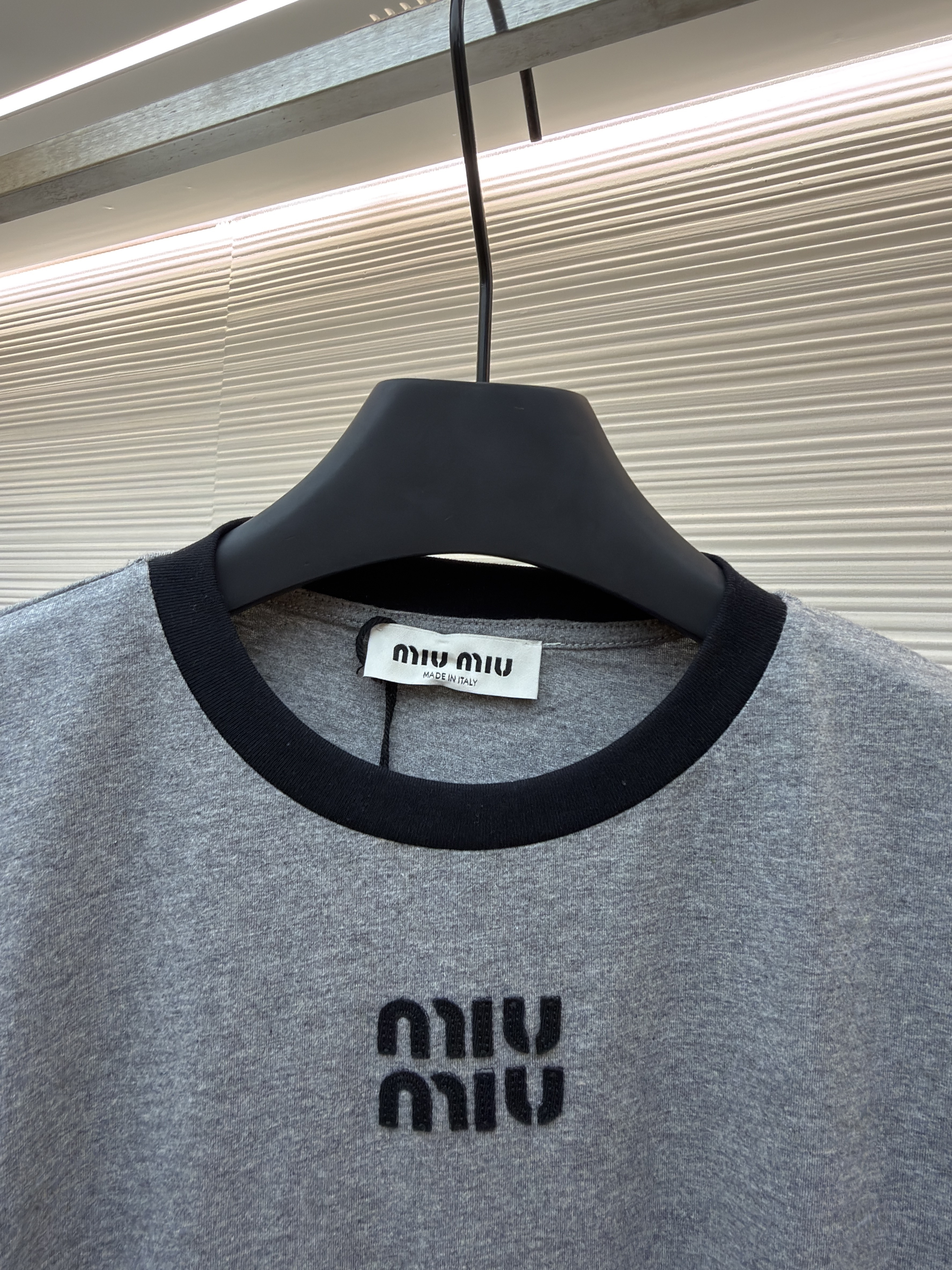 MIU MIU 缪缪 徽标圆领长袖T恤 打底衫 灰色 A2