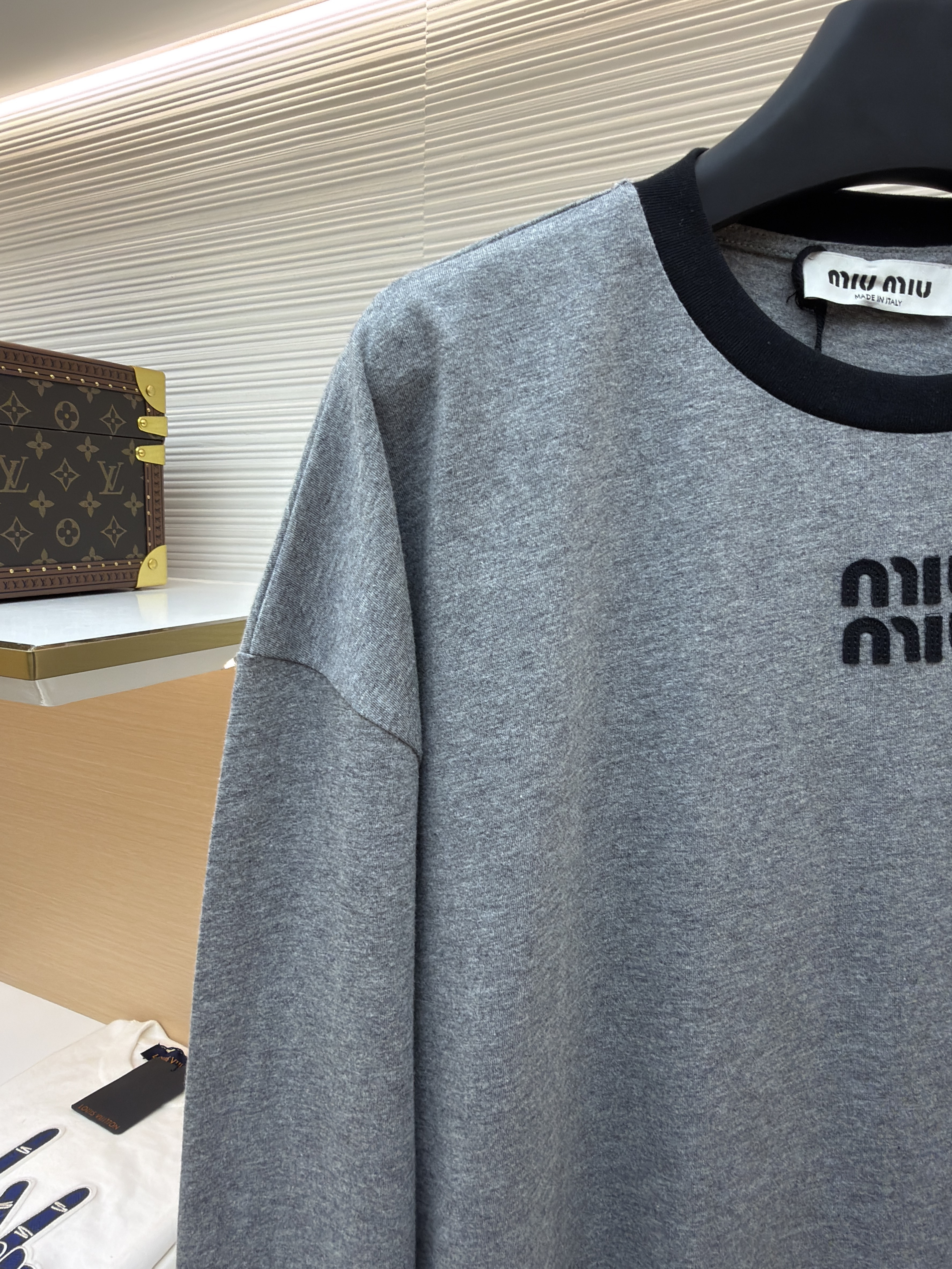 MIU MIU 缪缪 徽标圆领长袖T恤 打底衫 灰色 A2