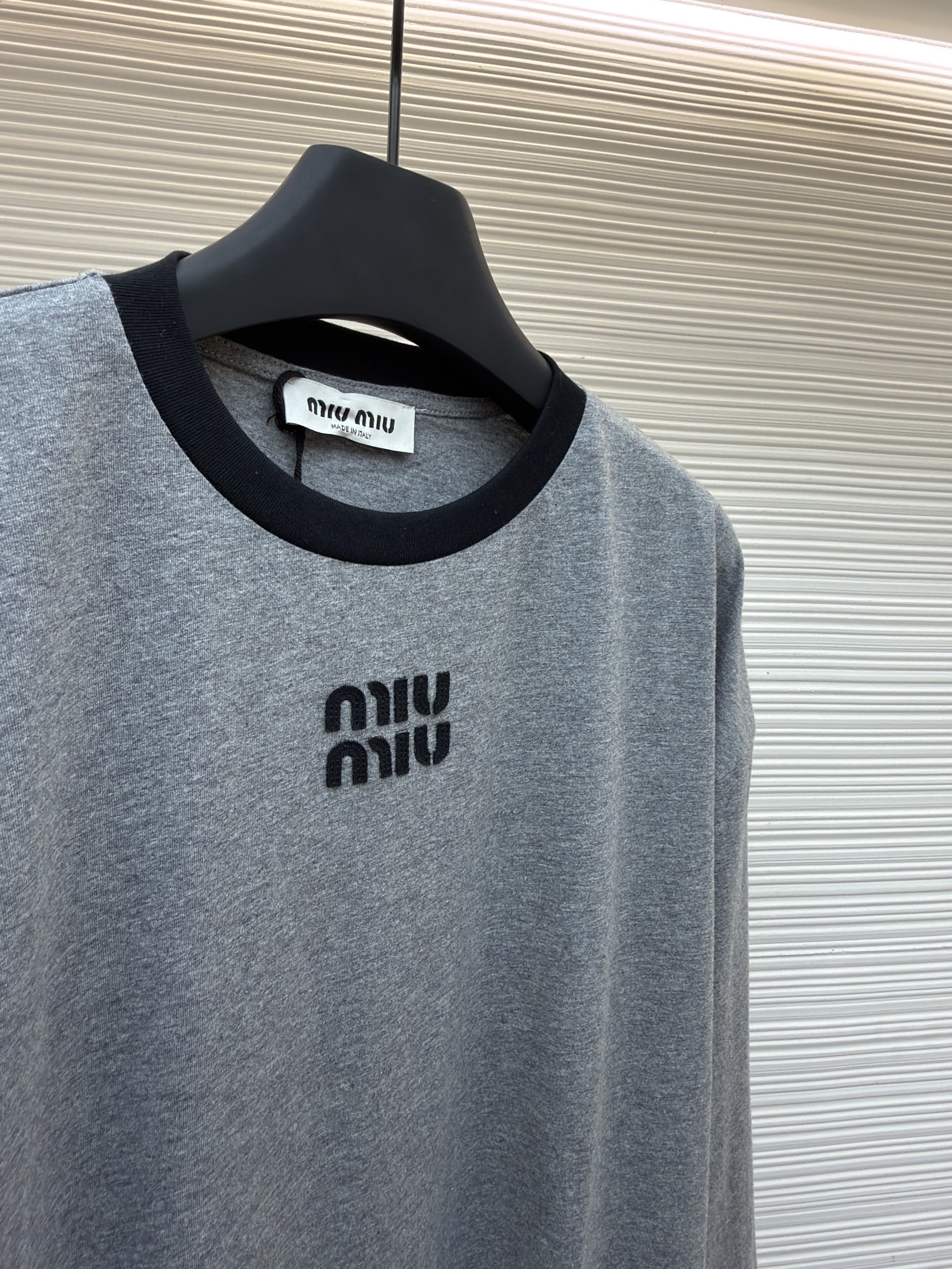 MIU MIU 缪缪 徽标圆领长袖T恤 打底衫 灰色 A2