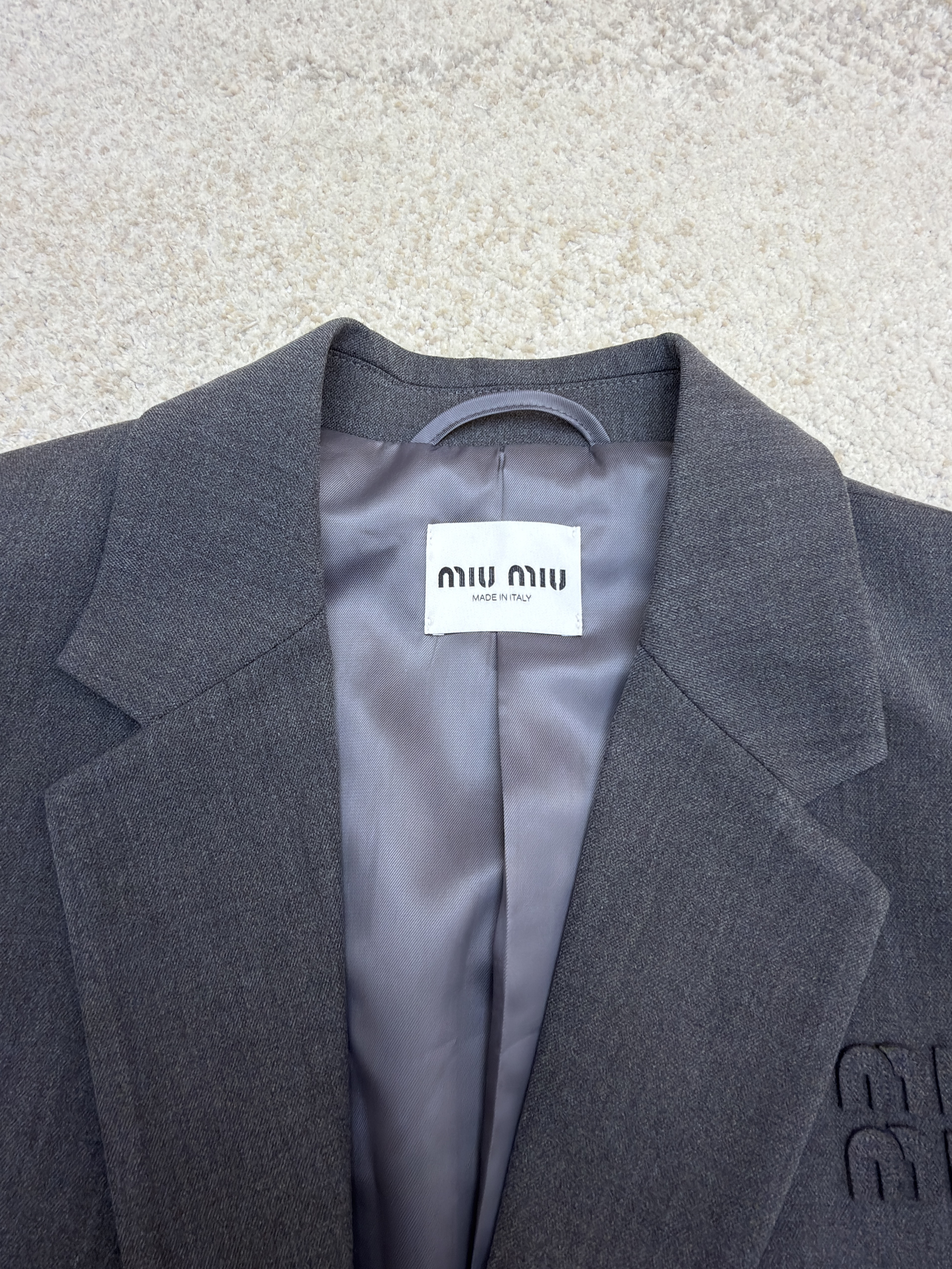 MIU MIU 缪缪 假两件徽标单排扣羊毛西装外套 长袖 夹克 灰色 C0 