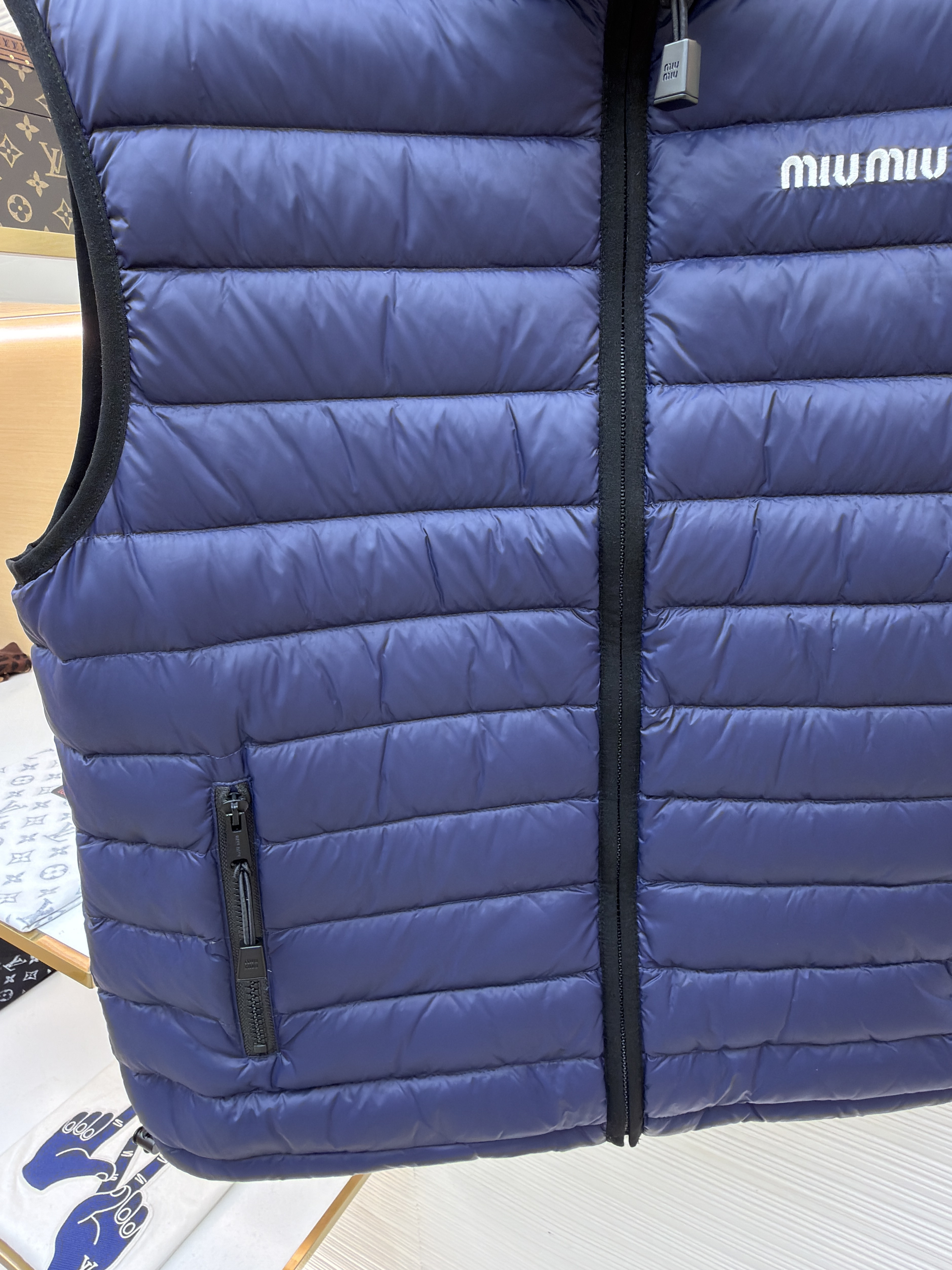 MIU MIU 缪缪 徽标拉链立领排骨羽绒服马甲 背心 夹克 外套 保暖 蓝色 C0