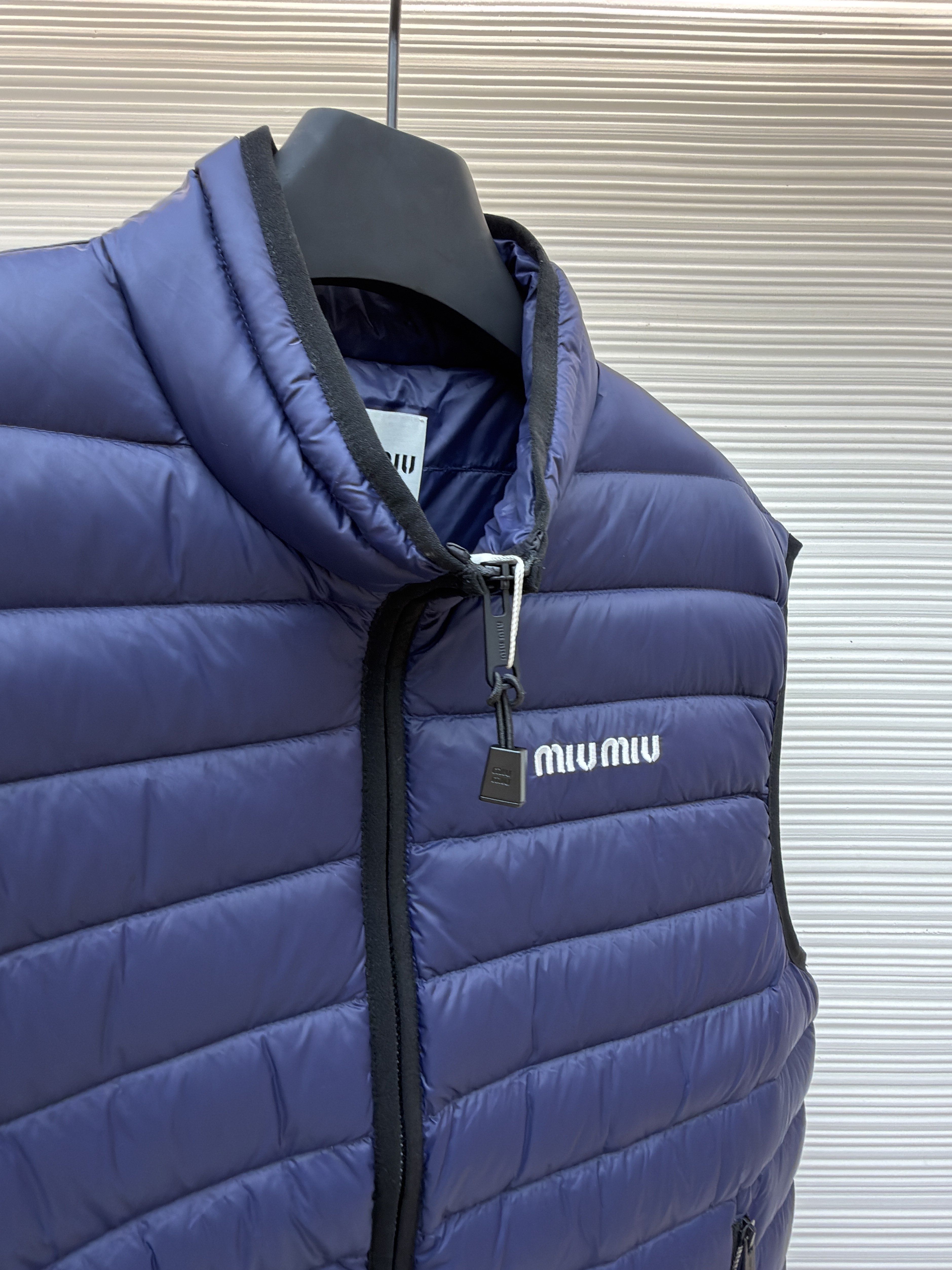 MIU MIU 缪缪 徽标拉链立领排骨羽绒服马甲 背心 夹克 外套 保暖 蓝色 C0