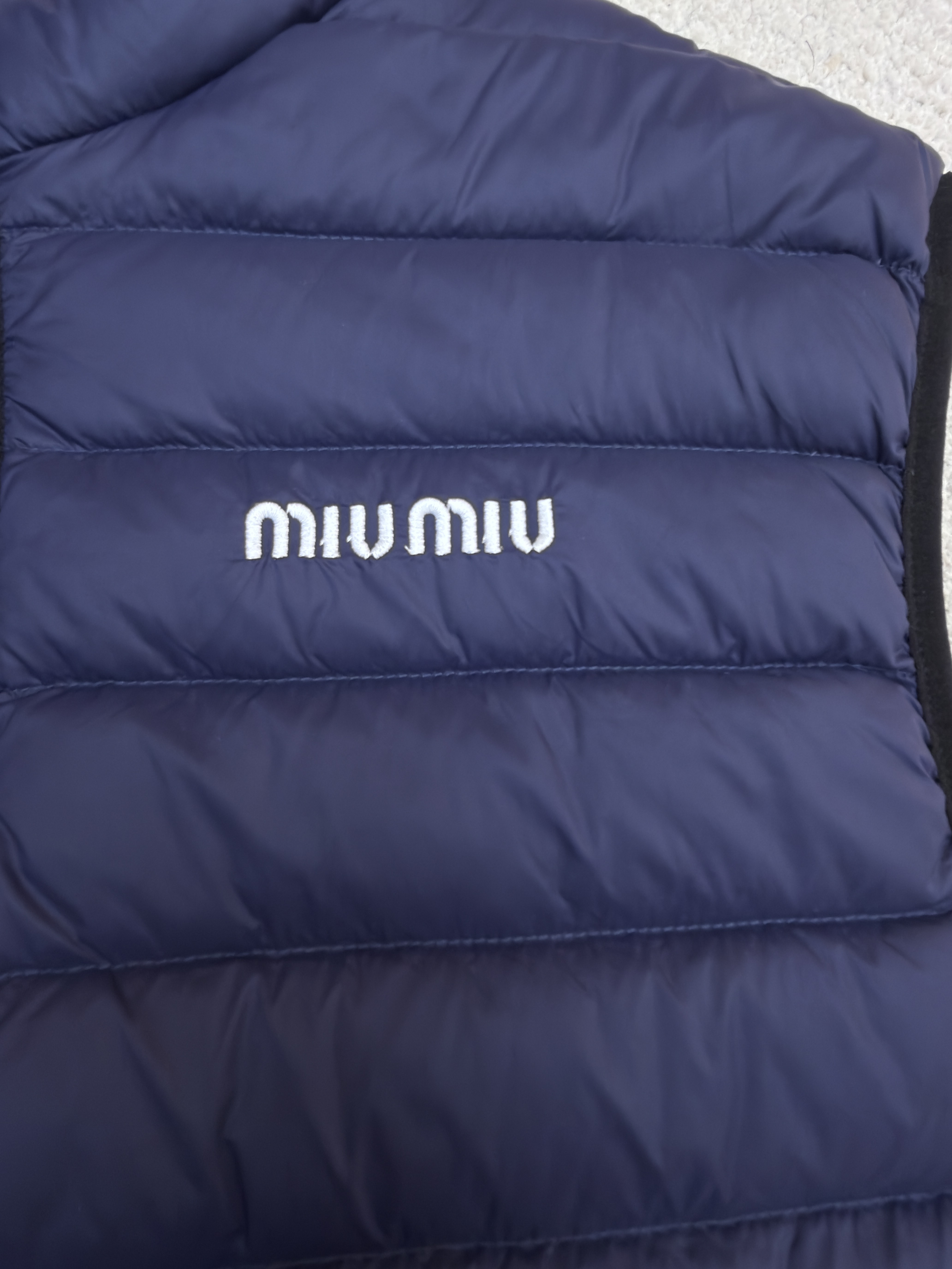 MIU MIU 缪缪 徽标拉链立领排骨羽绒服马甲 背心 夹克 外套 保暖 蓝色 C0